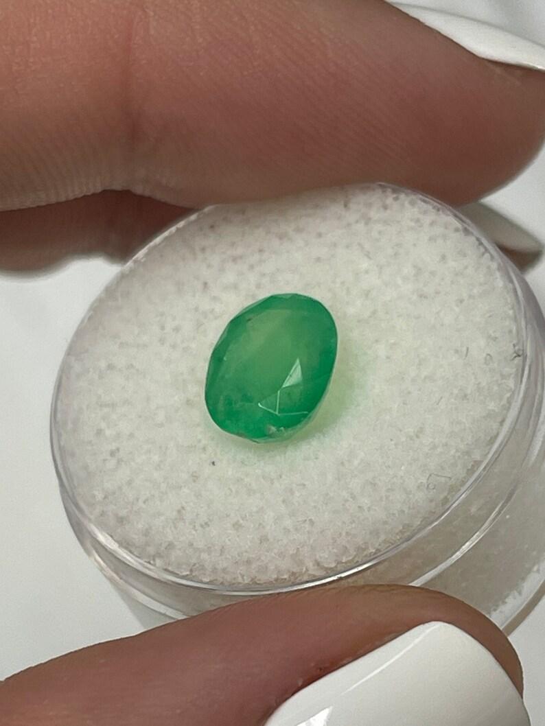 Esmeralda colombiana verde amarillenta musgosa de 2,52 quilates - Piedra de nacimiento de mayo de talla ovalada en venta 1