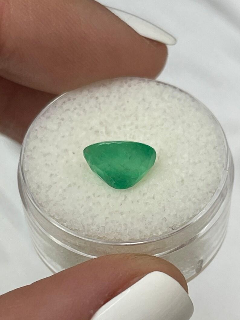 Esmeralda colombiana verde amarillenta musgosa de 2,52 quilates - Piedra de nacimiento de mayo de talla ovalada en venta 2