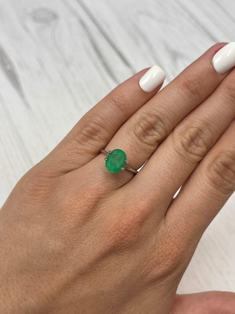 Esmeralda colombiana verde amarillenta musgosa de 2,52 quilates - Piedra de nacimiento de mayo de talla ovalada en venta 3