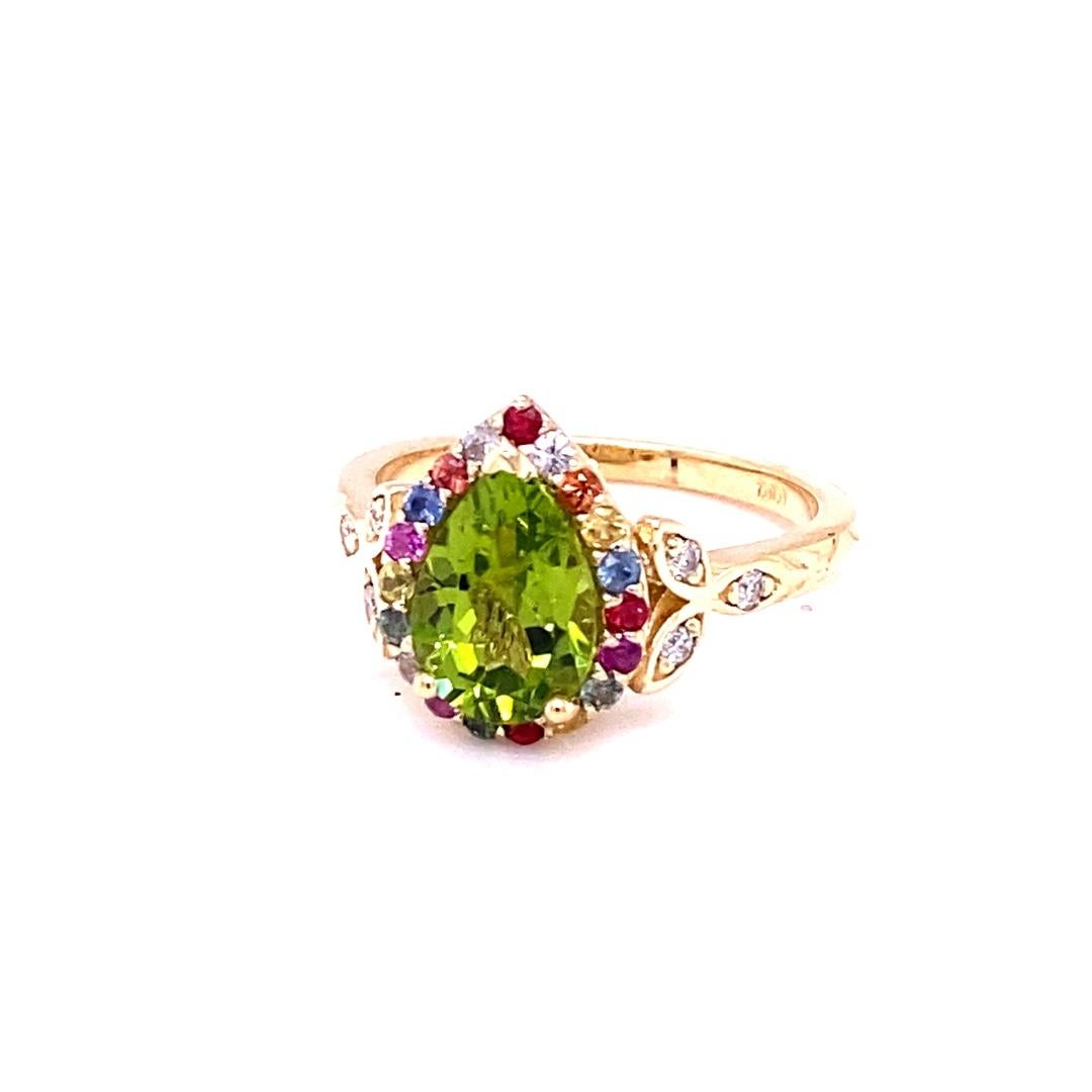 Contemporary 2.52 Carat Natural Peridot Sapphire Yellow Gold Cocktail Ring For Sale