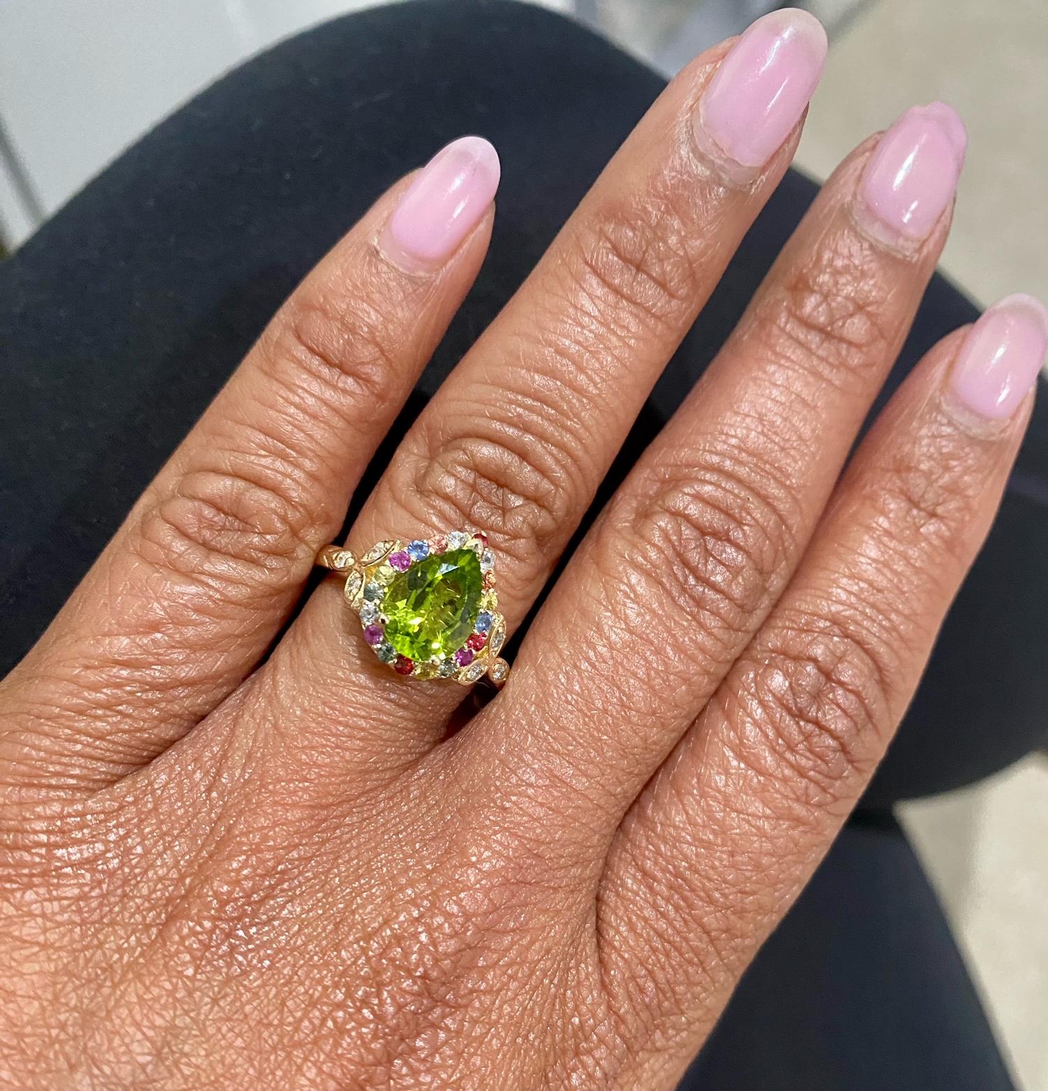 2.52 Carat Natural Peridot Sapphire Yellow Gold Cocktail Ring In New Condition For Sale In Los Angeles, CA