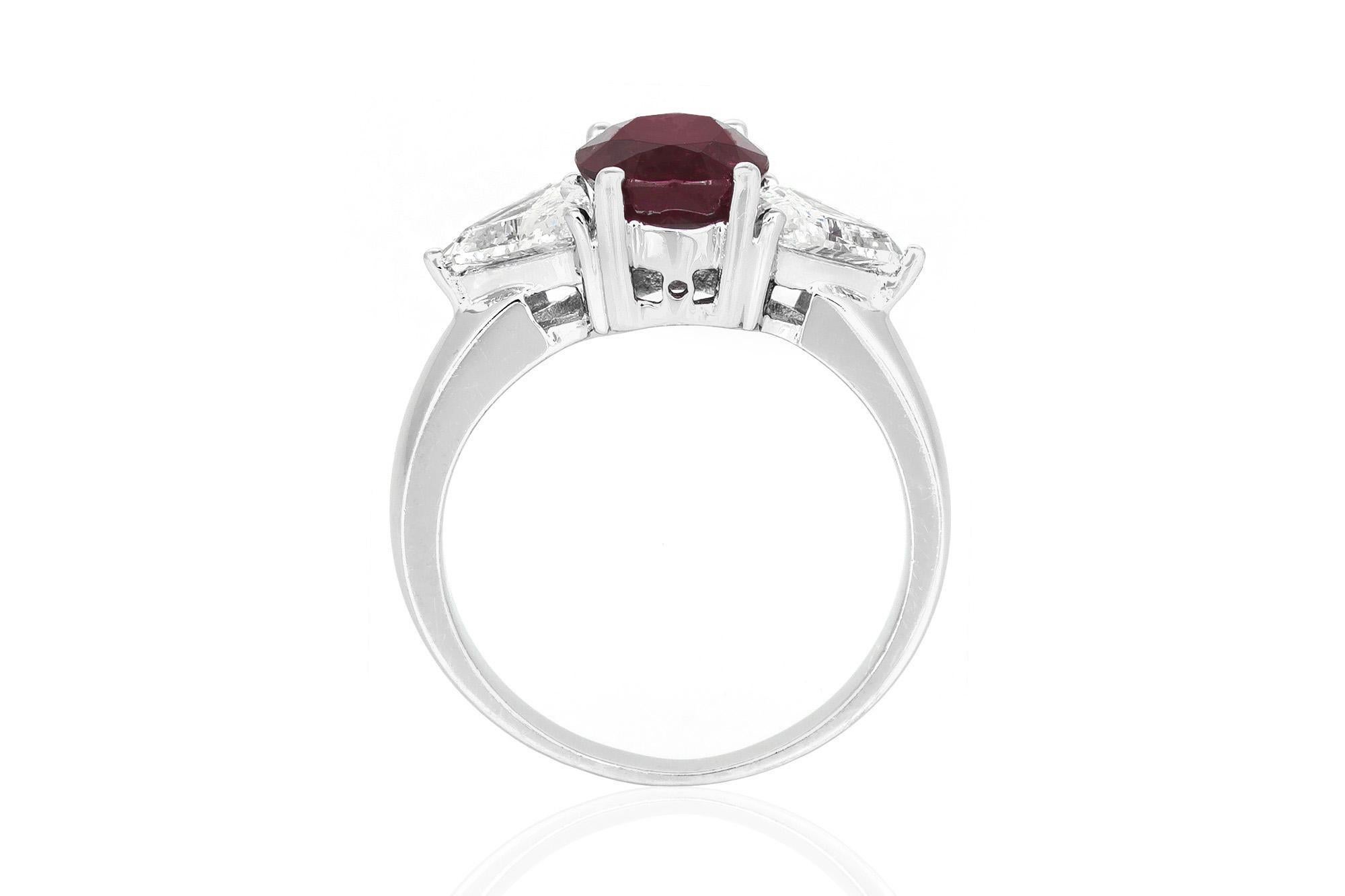 2,52 Karat Rubin im Ovalschliff und 1,05 Karat Diamantring Damen im Angebot