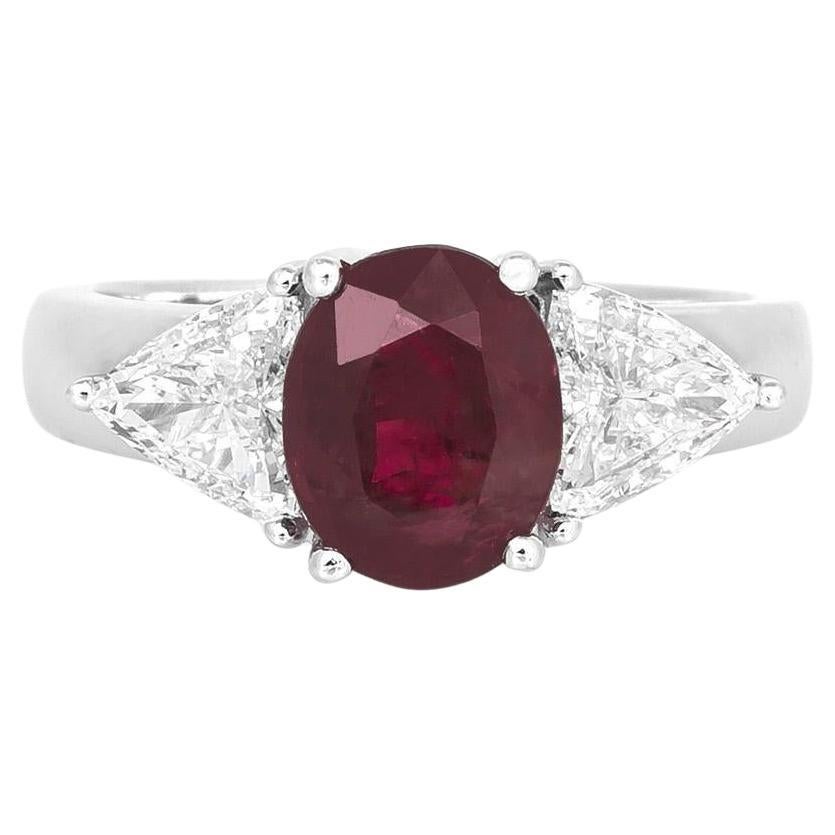 2,52 Karat Rubin im Ovalschliff und 1,05 Karat Diamantring im Angebot