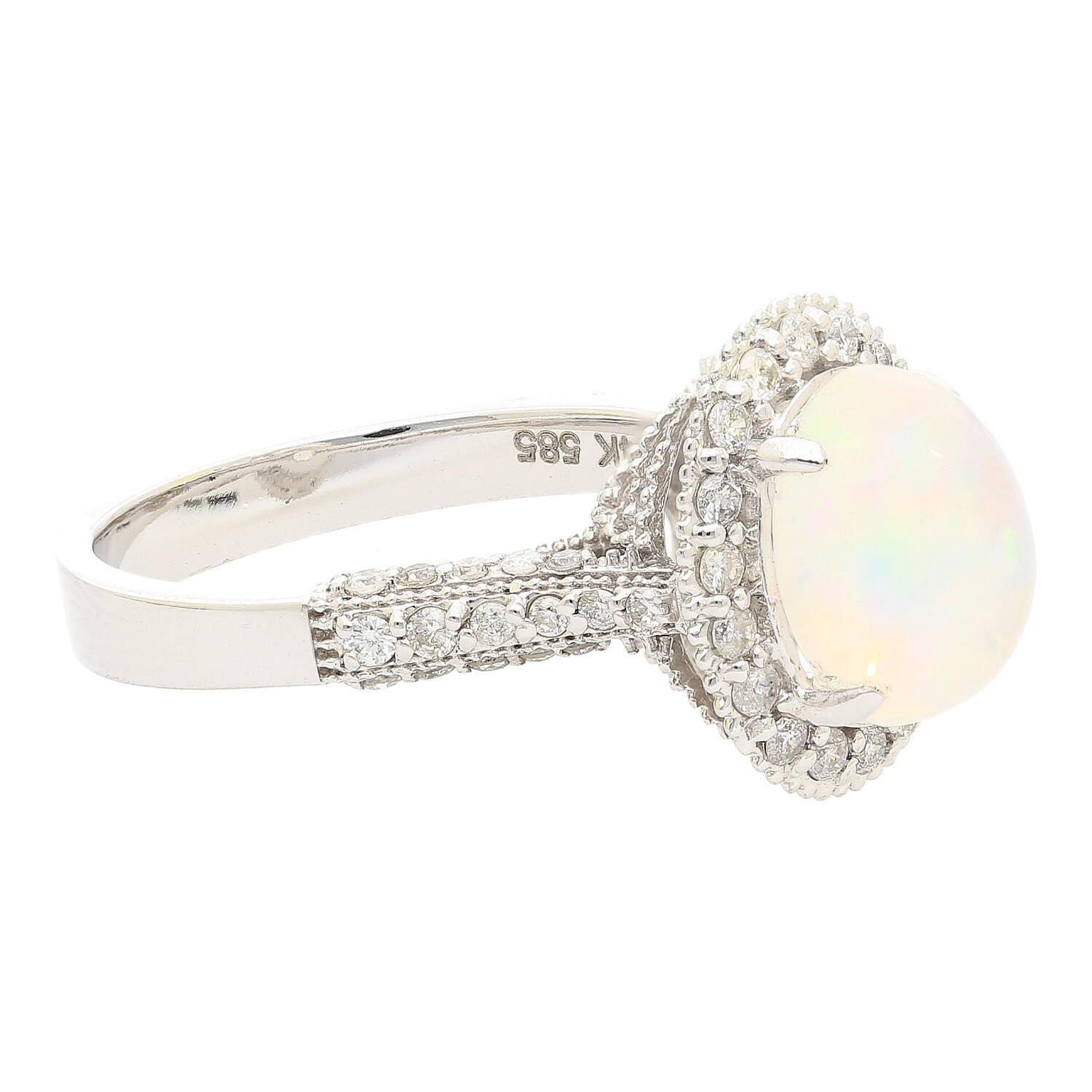 Cabochon Anello da cattedrale in oro bianco 14K con opale ovale e diamanti da 2,52 carati in vendita