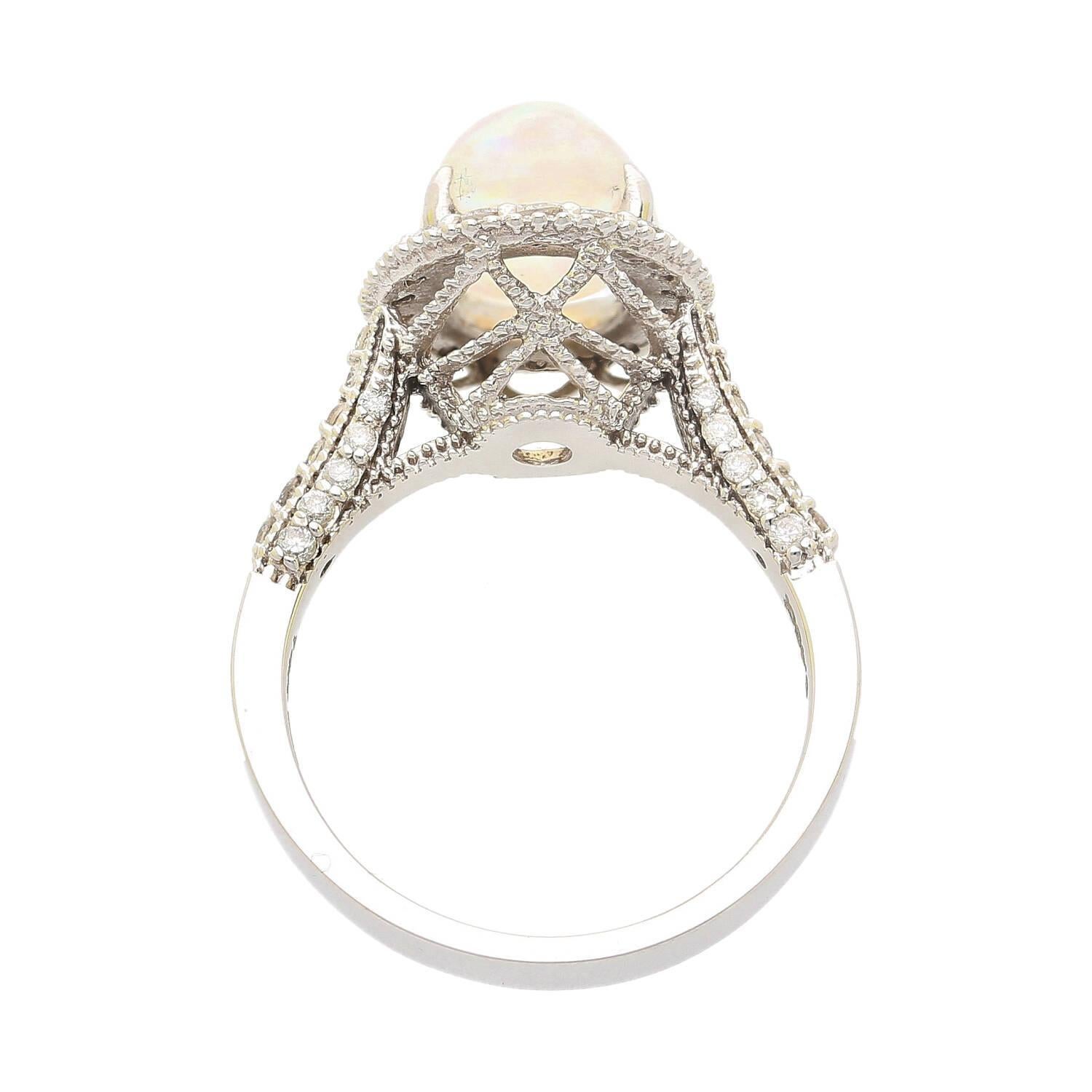 Anello da cattedrale in oro bianco 14K con opale ovale e diamanti da 2,52 carati In condizioni Nuovo in vendita a Miami, FL