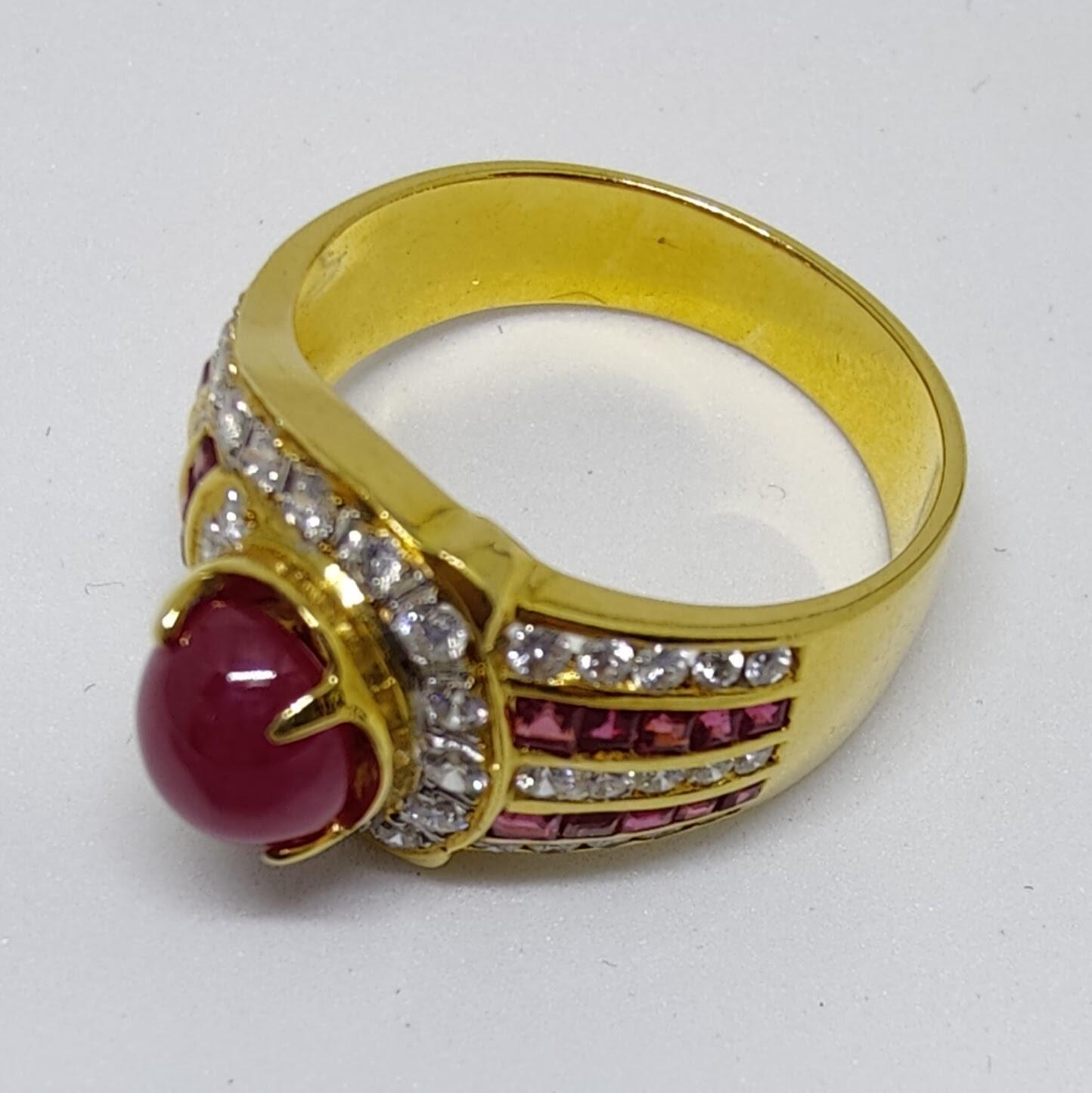 2.52 Carat Ruby Cabochon & Diamond Men's Ring in Yellow Gold For Sale 2