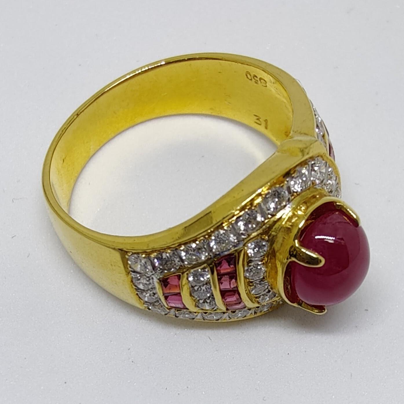2.52 Carat Ruby Cabochon & Diamond Men's Ring in Yellow Gold For Sale 3