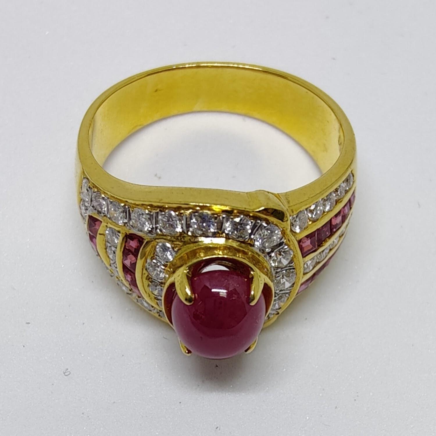 2.52 Carat Ruby Cabochon & Diamond Men's Ring in Yellow Gold For Sale 4