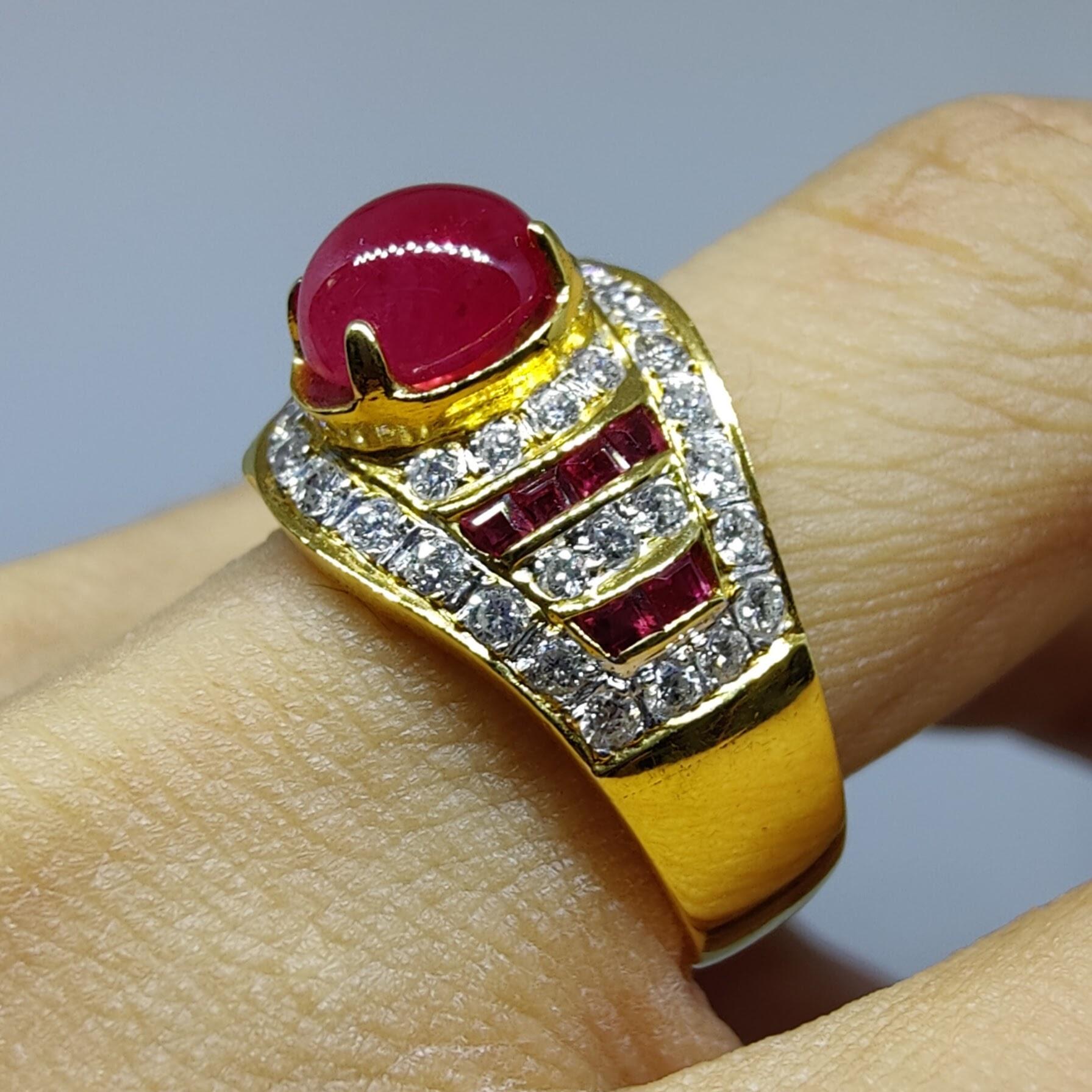 2.52 Carat Ruby Cabochon & Diamond Men's Ring in Yellow Gold For Sale 5