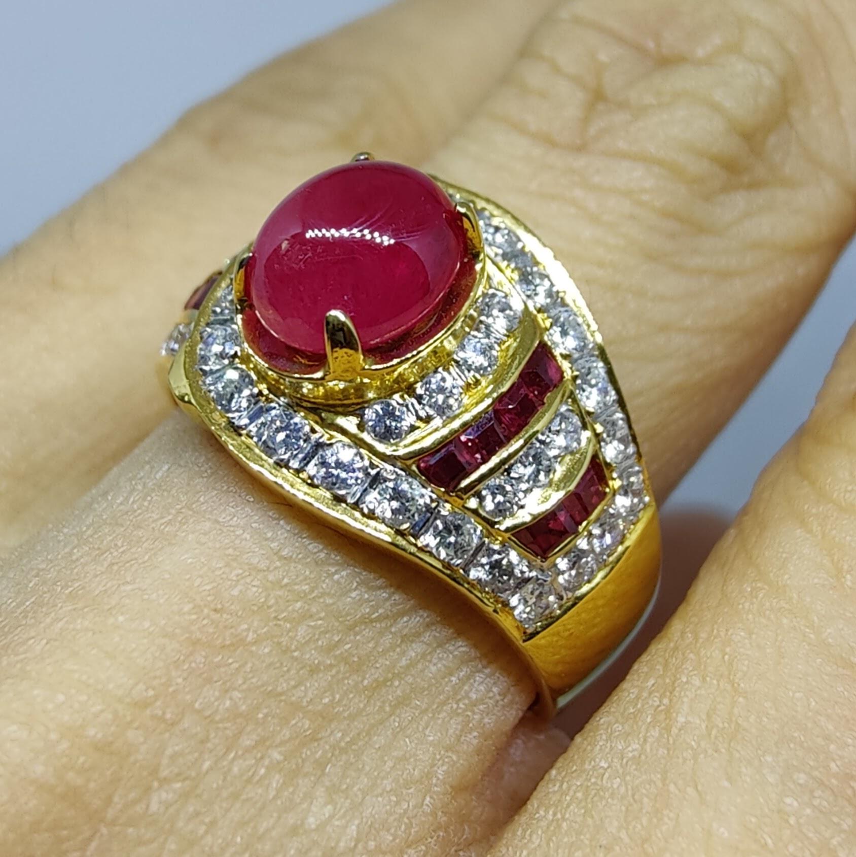 2.52 Carat Ruby Cabochon & Diamond Men's Ring in Yellow Gold For Sale 6