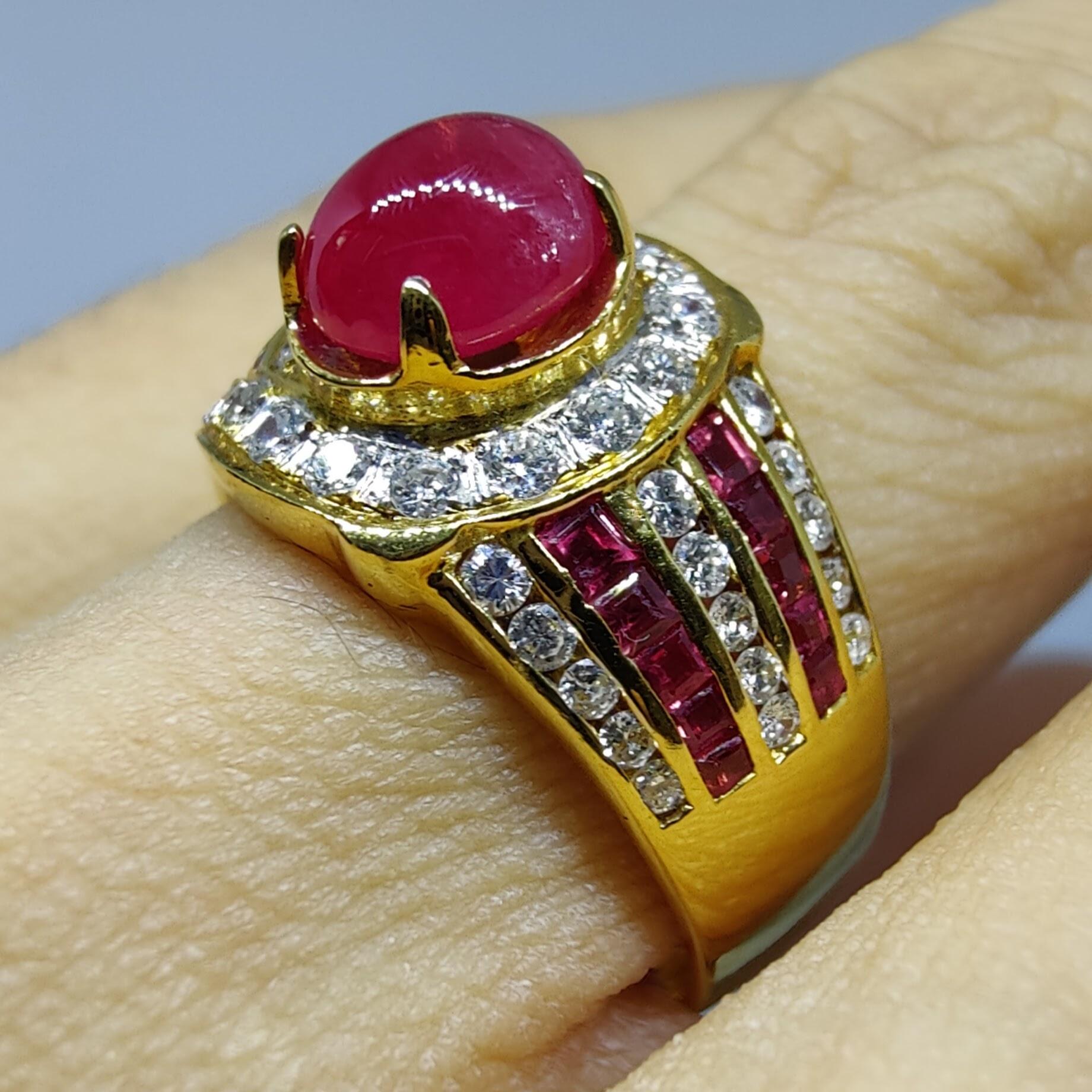2.52 Carat Ruby Cabochon & Diamond Men's Ring in Yellow Gold For Sale 7