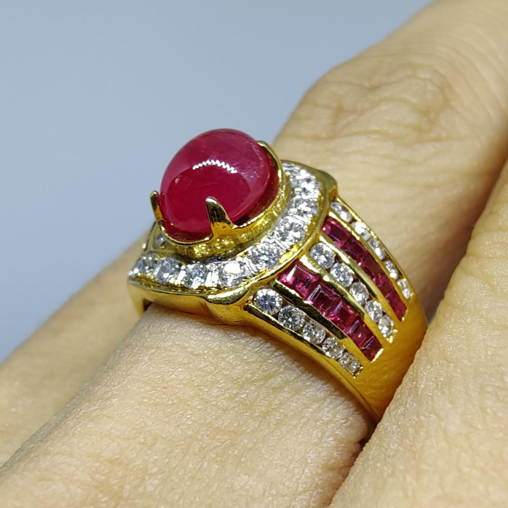 2.52 Carat Ruby Cabochon & Diamond Men's Ring in Yellow Gold For Sale 8