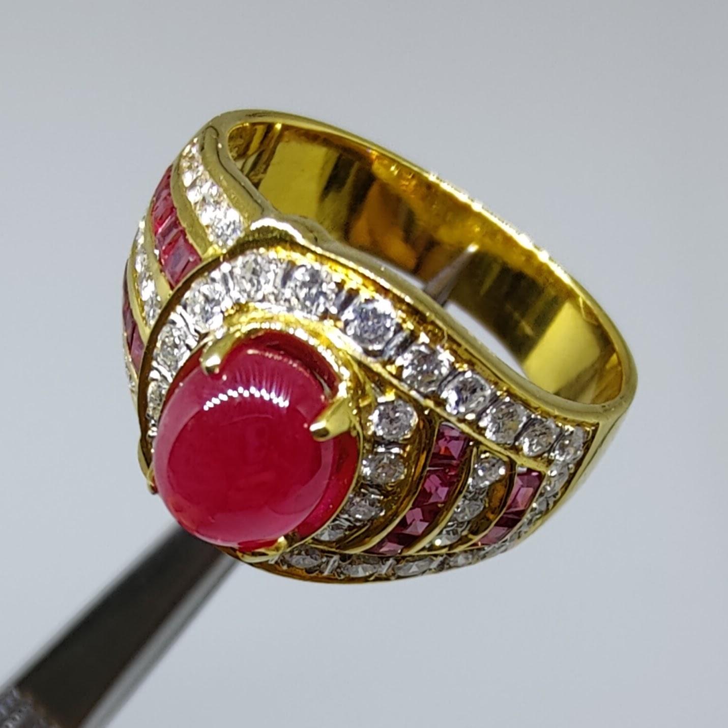 Contemporary 2.52 Carat Ruby Cabochon & Diamond Men's Ring in Yellow Gold For Sale