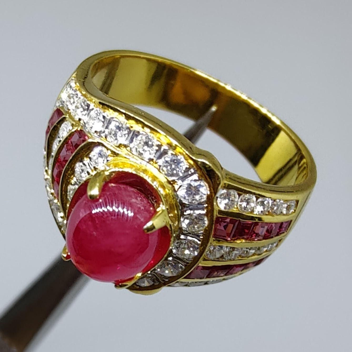2.52 Carat Ruby Cabochon & Diamond Men's Ring in Yellow Gold In New Condition For Sale In Wan Chai District, HK