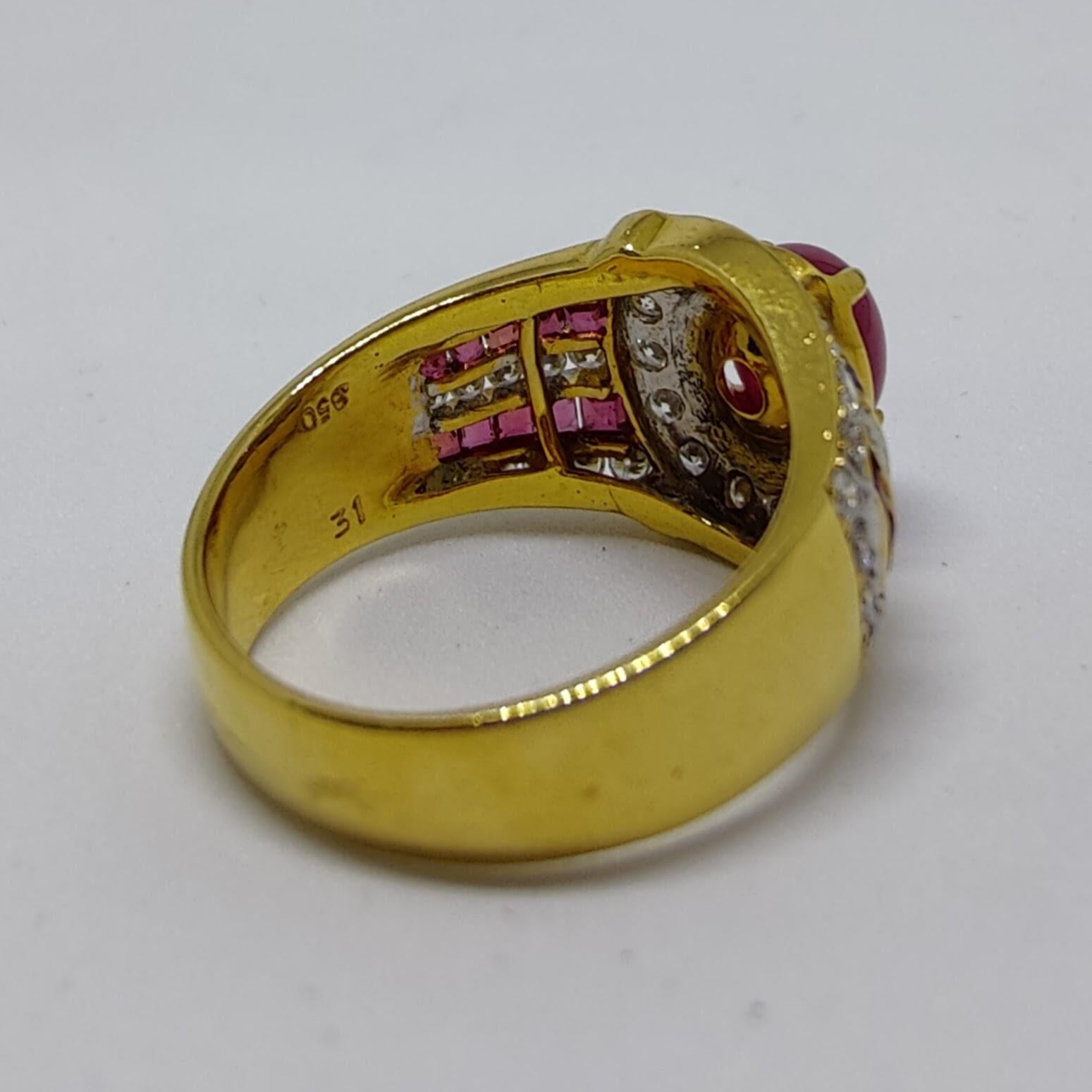 Women's or Men's 2.52 Carat Ruby Cabochon & Diamond Men's Ring in Yellow Gold For Sale