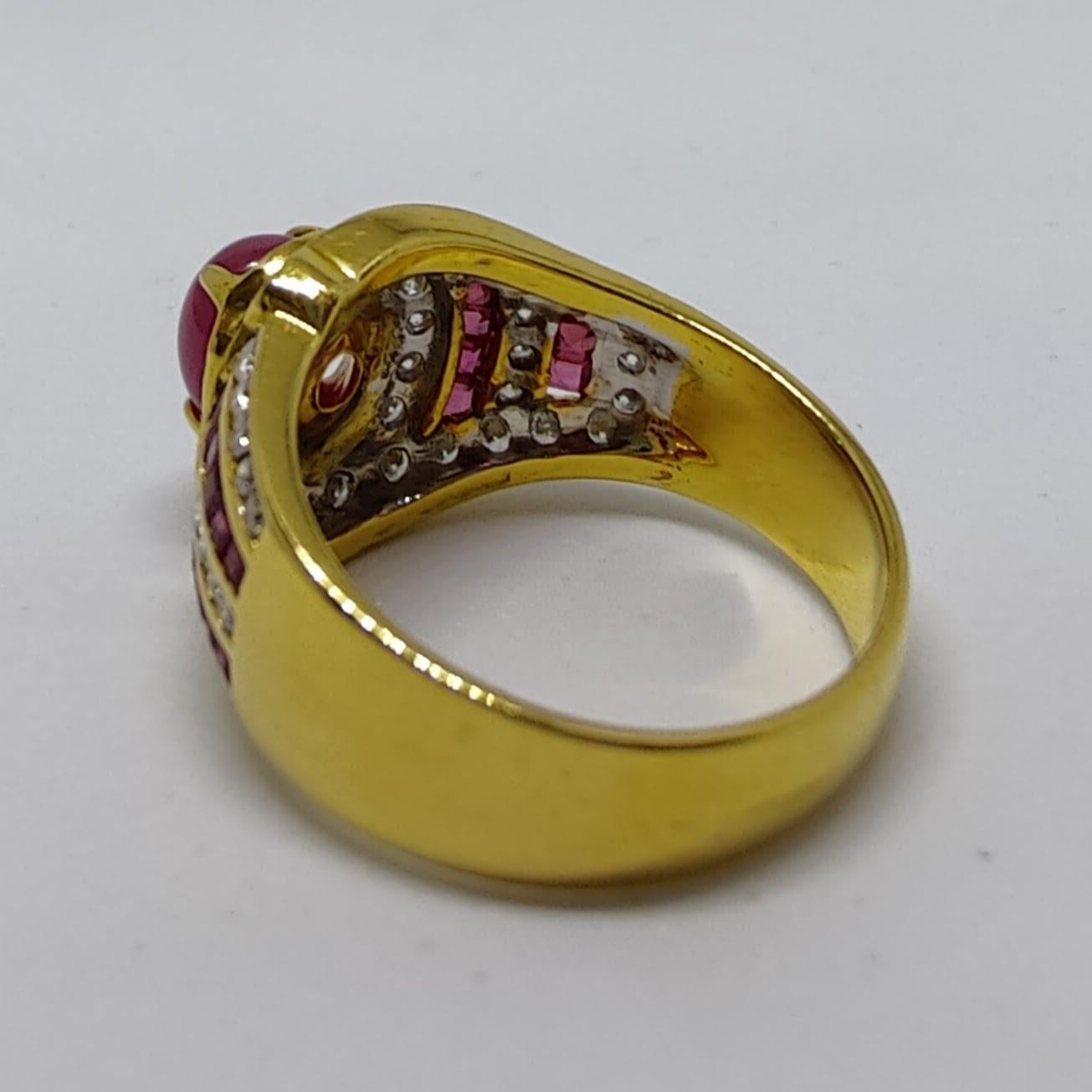 2.52 Carat Ruby Cabochon & Diamond Men's Ring in Yellow Gold For Sale 1