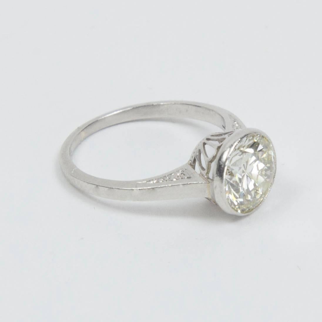 2.52 Carat Solitaire Diamond Art Deco Platinum Ring In Excellent Condition In Montreal, QC