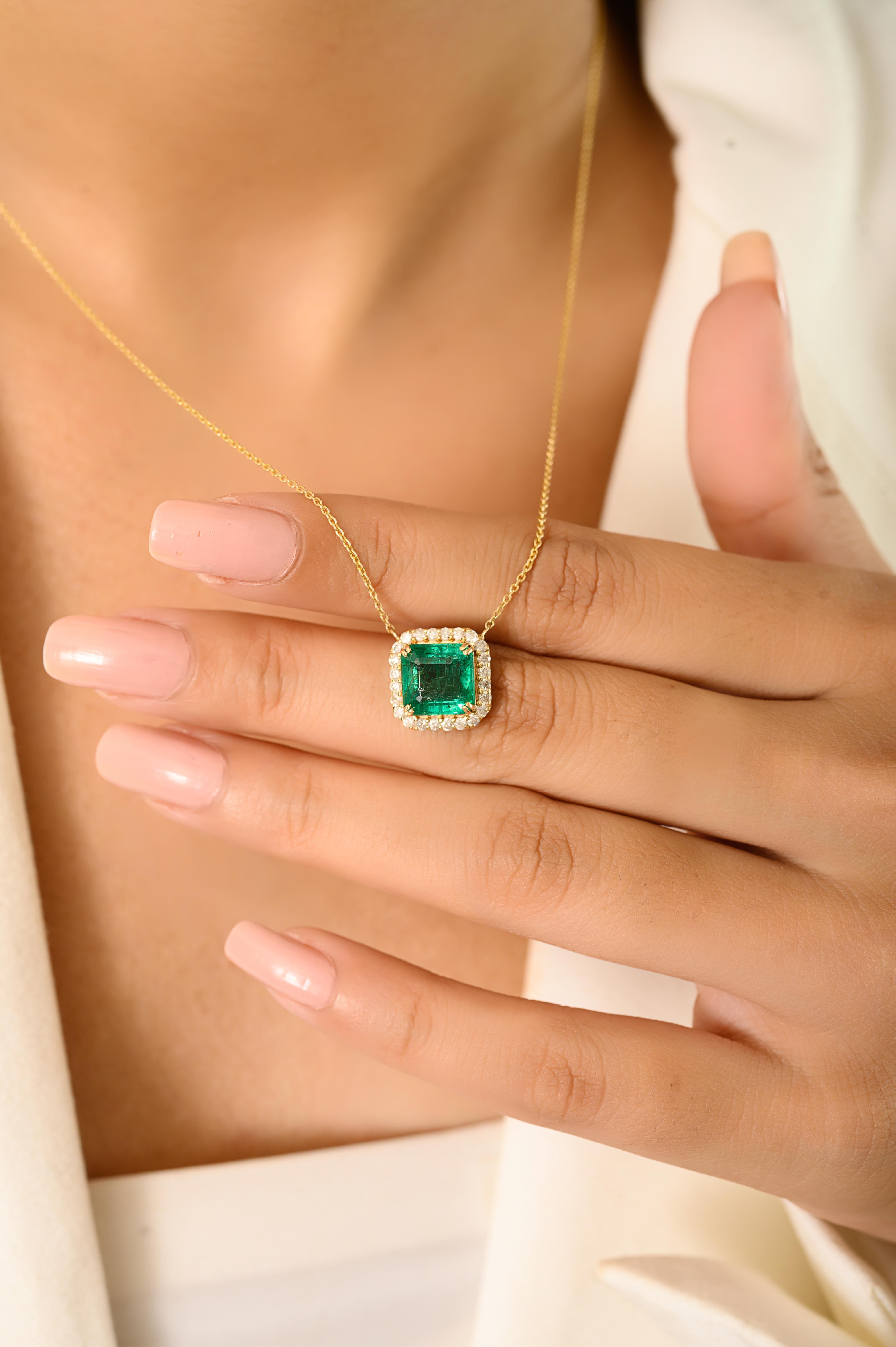 Collier à chaîne en émeraude de 2,52 carats à taille carrée avec halo en diamant, magnifiquement réalisé en or jaune 14k. L'émeraude est entourée d'un éblouissant halo de diamants naturels, d'un poids de 0,32 carat, méticuleusement sertis pour