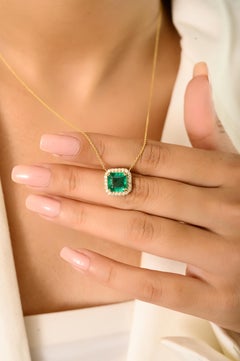 Collar de cadena de esmeraldas talla cuadrada de 2,52 quilates con halo de diamantes Oro amarillo de 14k