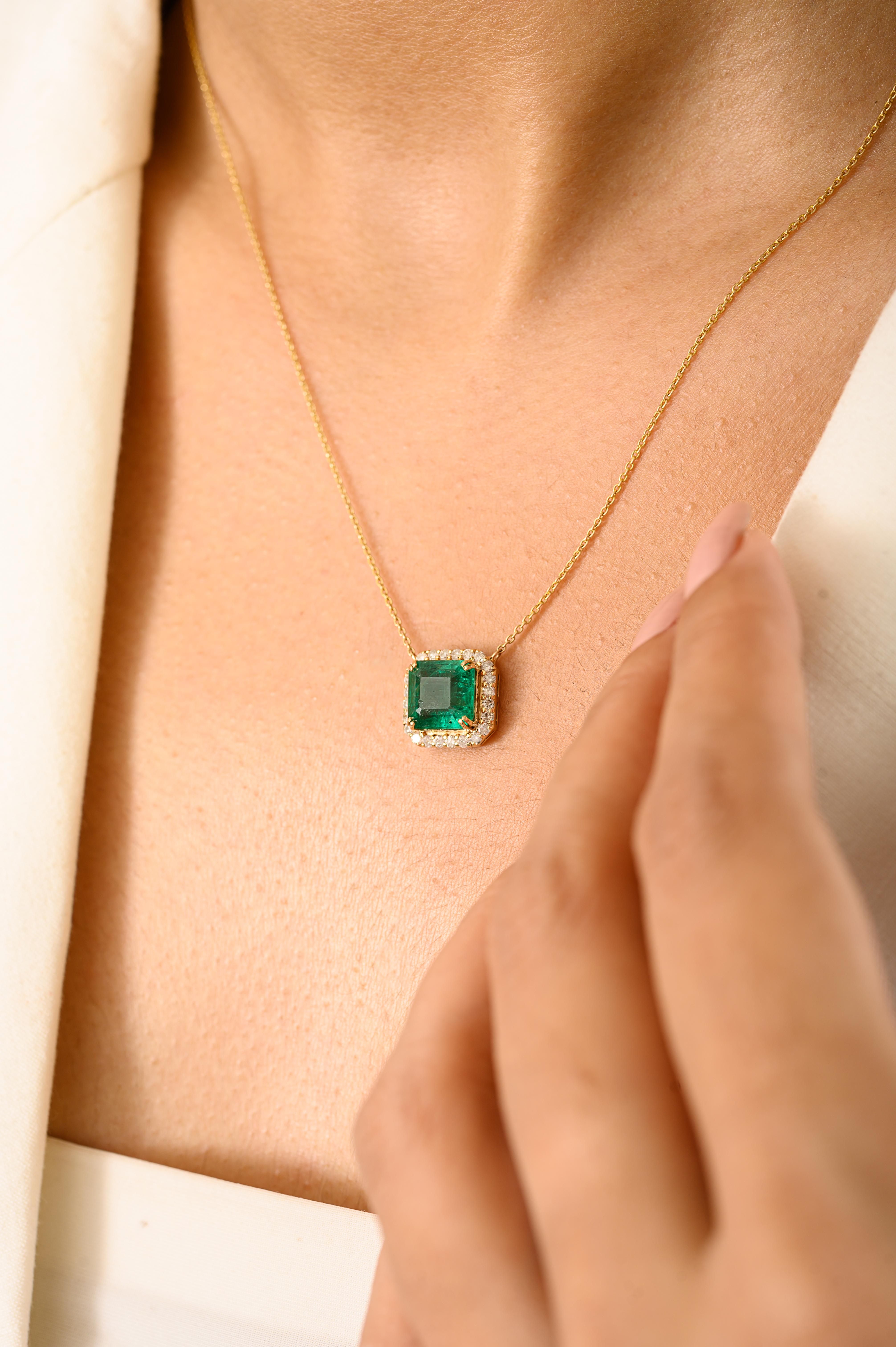 Collier à chaîne en or jaune 14k avec émeraude carrée de 2,52 carats et halo en diamant Pour femmes en vente
