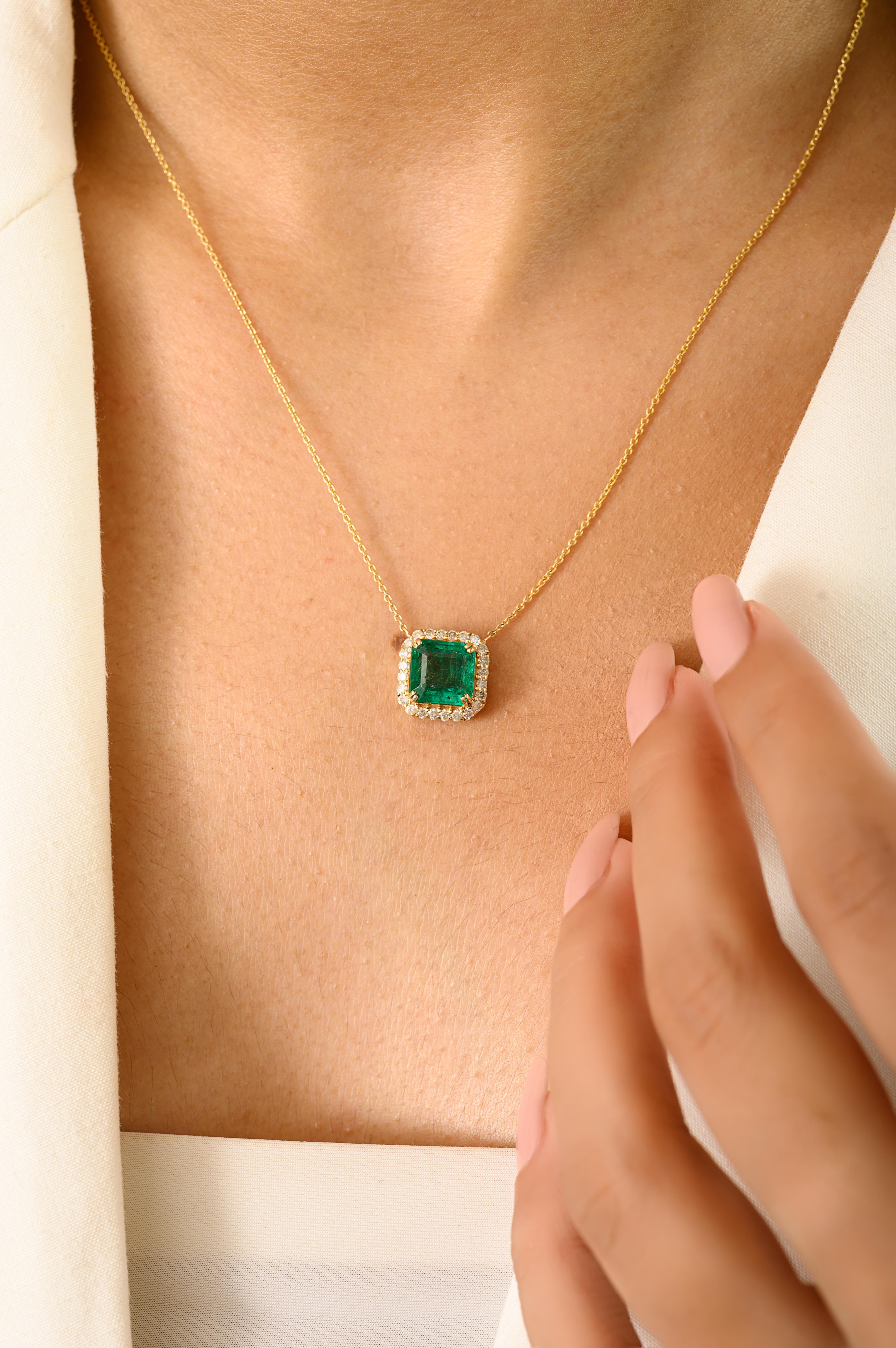 Taille carrée Collier à chaîne en or jaune 14k avec émeraude carrée de 2,52 carats et halo en diamant en vente