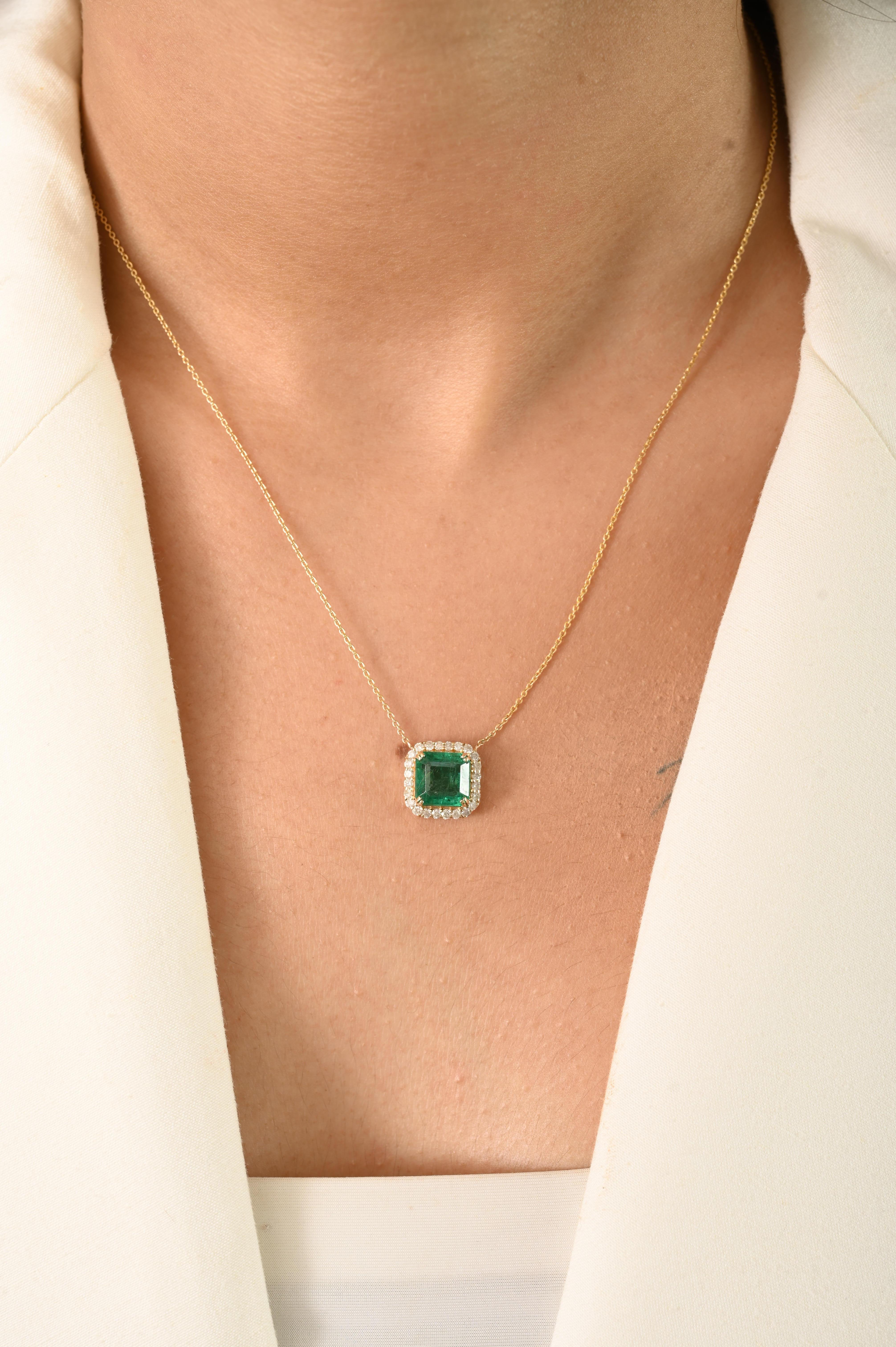 Women's 2.52 Carat Square-Cut Emerald Chain Necklace with Diamond Halo 14k Yellow Gold For Sale