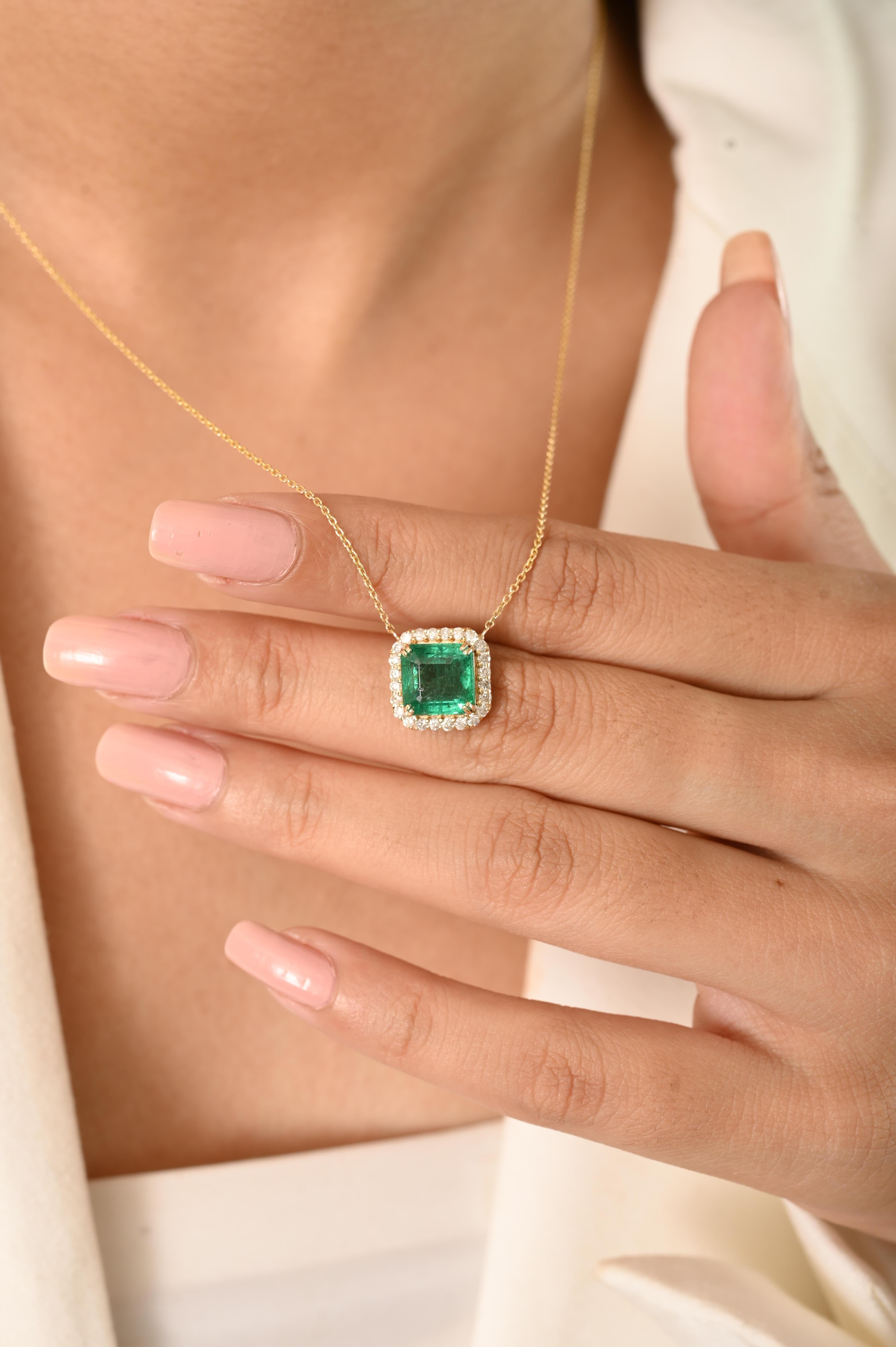 2.52 Carat Square-Cut Emerald Chain Necklace with Diamond Halo 14k Yellow Gold For Sale 2