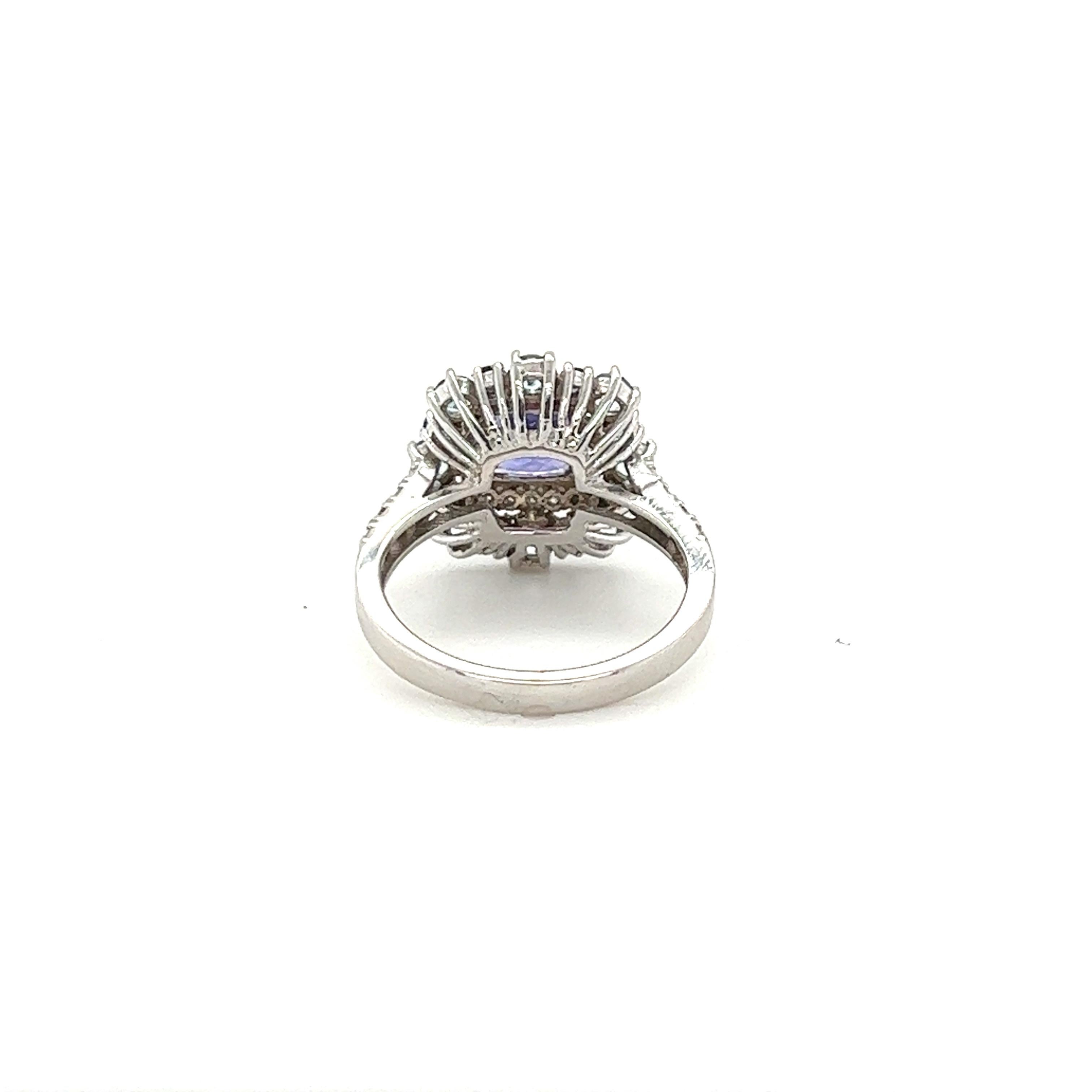2,52 Karat Tansanit Aquamarin Blauer Saphir Diamant 14 Karat Weißgold Ring (Kissenschliff) im Angebot