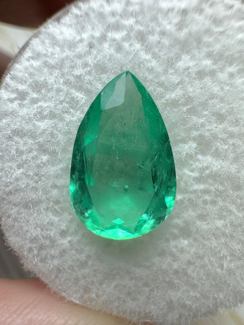 Stein: Smaragd
Gewicht: 2,52 Karat
Form: Birnenschliff
Klarheit: Transparent
Lüster: Sehr gut
Farbe: Mittelgrün
Abmessungen: 12,43 mm x 7,87 mm x 4,73 mm
Geografische Herkunft: Kolumbien
Behandlung: Natürlich, Ölen

Bemerkungen: Aufgrund der