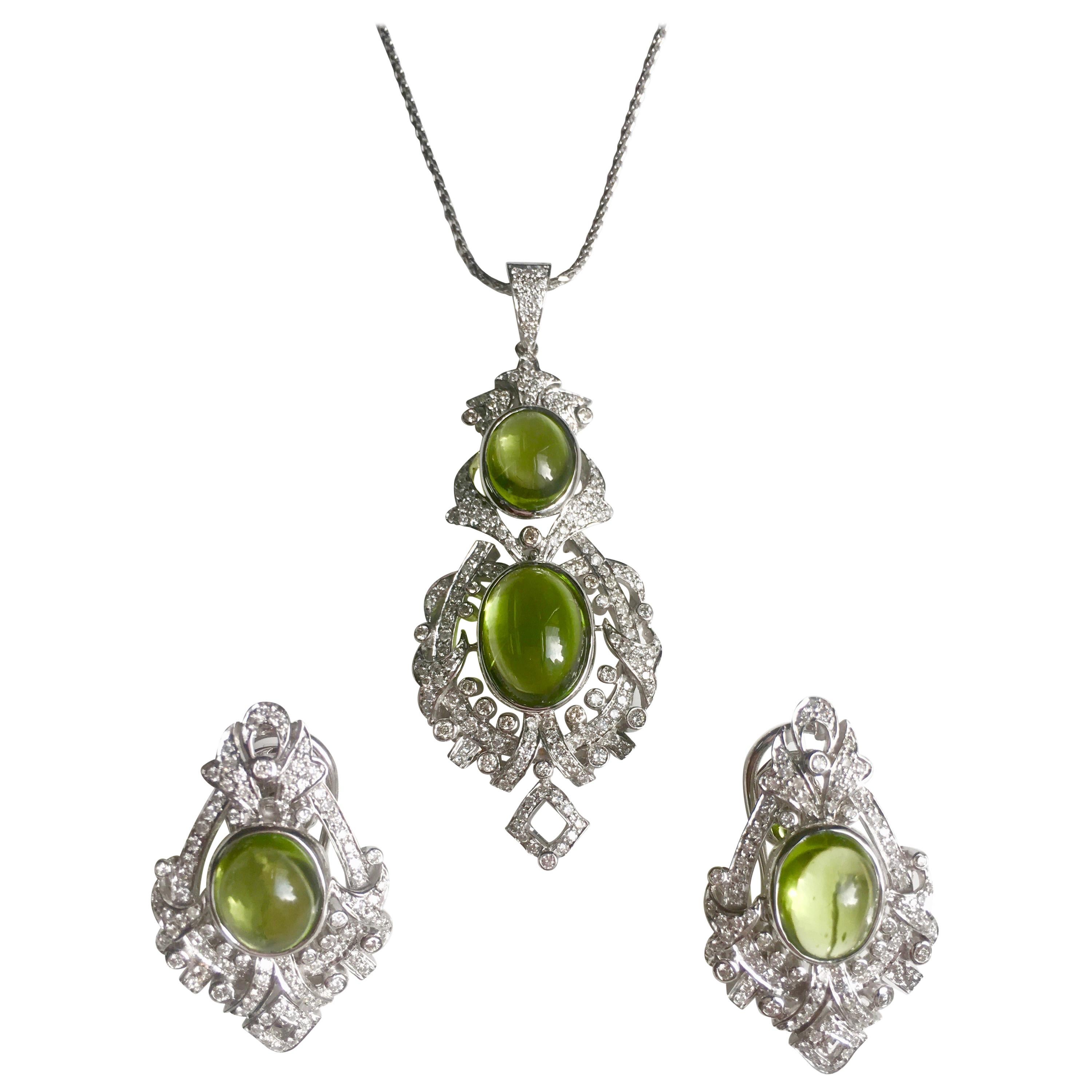 Set di ciondoli con diamanti tondi brillanti bianchi da 2,52 carati e peridoto da 17,34 carati. in vendita