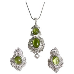Pendentif serti d'un diamant blanc rond brillant de 2,52 carats et d'un péridot de 17,34 carats.
