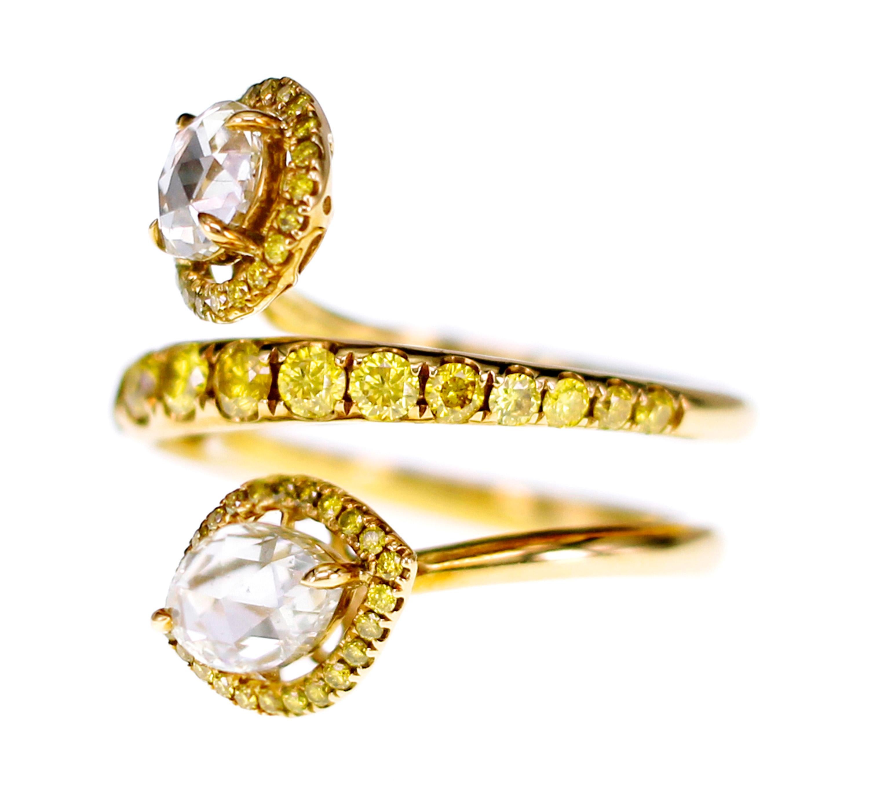 Inspiriert von einer Schlange, werden 2 Stück Natural fancy yellow diamond rose cut von einem Karat lebhaft gelben runden Diamanten in Nahkampfgröße begleitet.
Eines unserer meistverkauften Designs