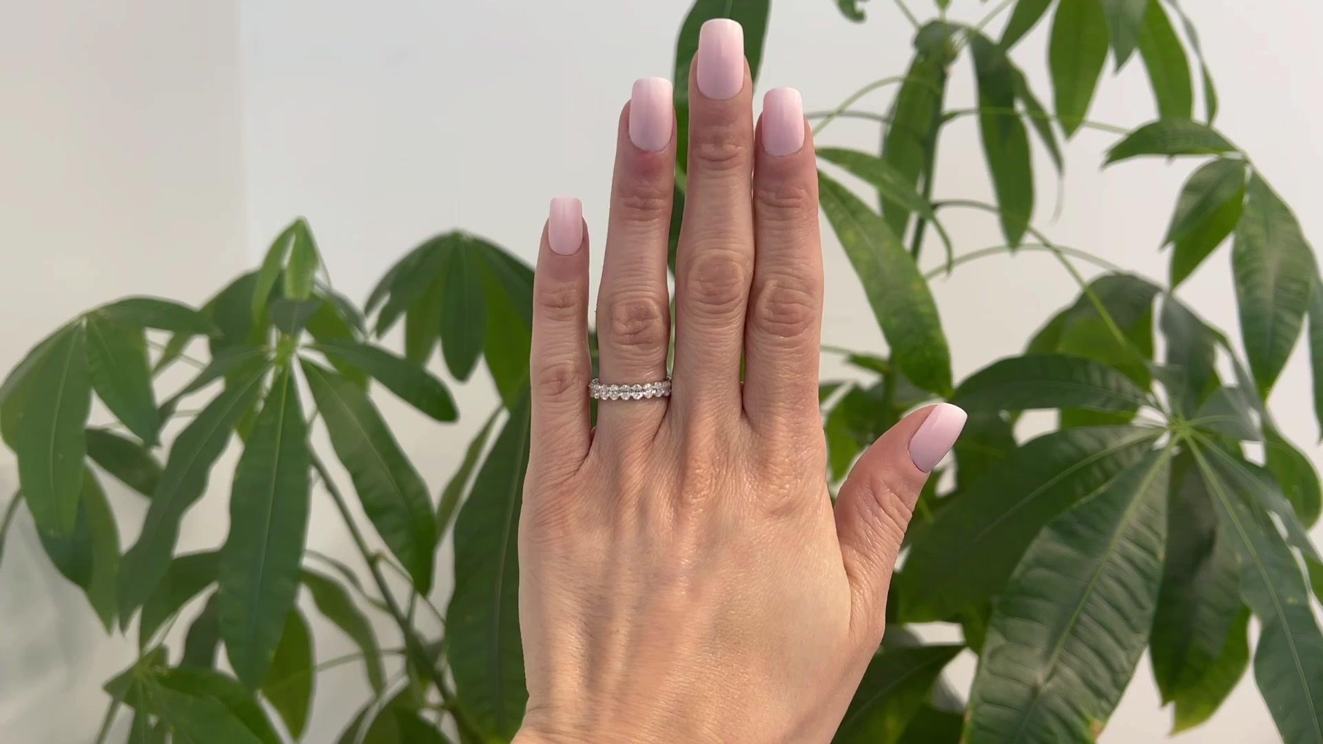 Ein 2,52 Karat Gesamtgewicht 14k Weißgold Eternity Band. Mit 23 ovalen Diamanten im Brillantschliff mit einem Gesamtgewicht von 2,52 Karat, eingestuft in Farbe F und Reinheit VS. Gefertigt aus 14 Karat Weißgold. ca. 2020. Der Ring hat die Größe 6