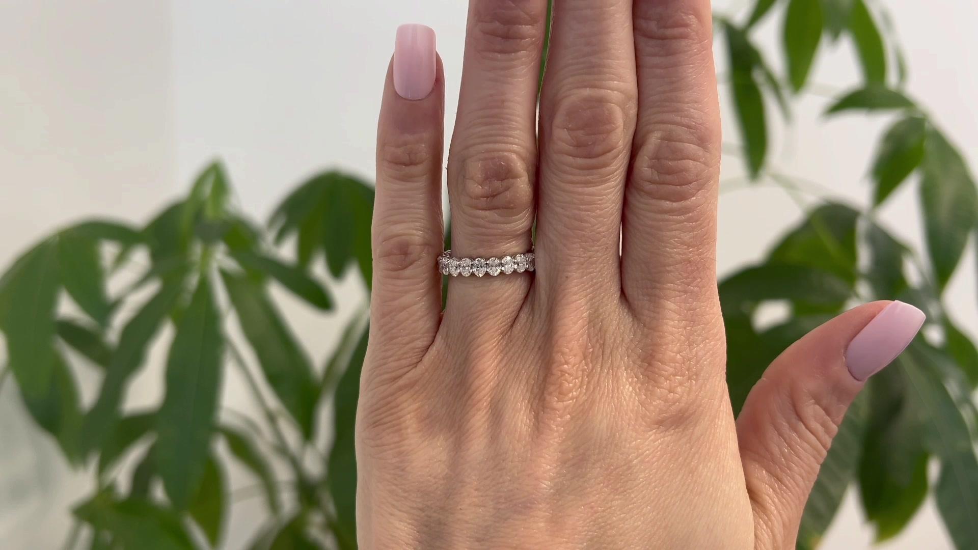 2,52 Karat Gesamtgewicht 14k Weißgold Ewigkeitsring (Ovalschliff)
