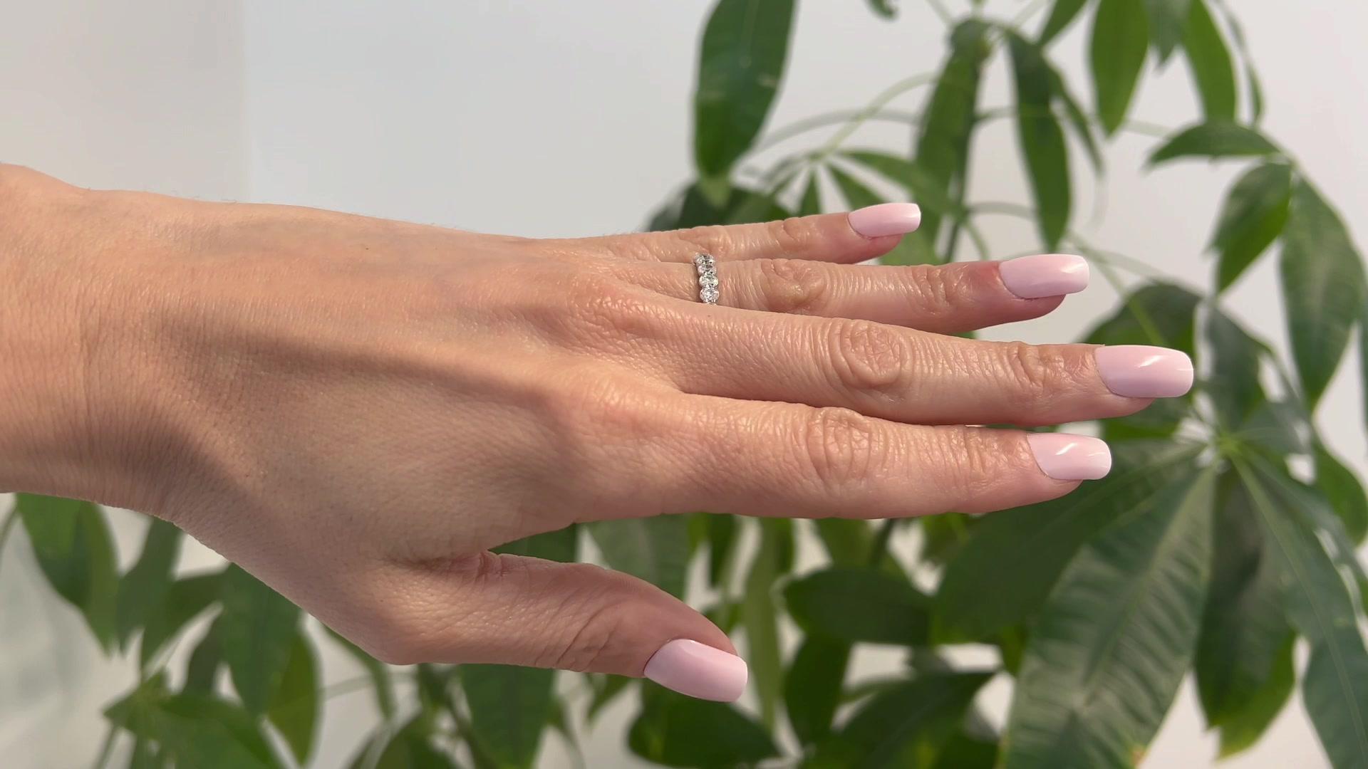 2,52 Karat Gesamtgewicht 14k Weißgold Ewigkeitsring im Zustand „Hervorragend“ in Beverly Hills, CA
