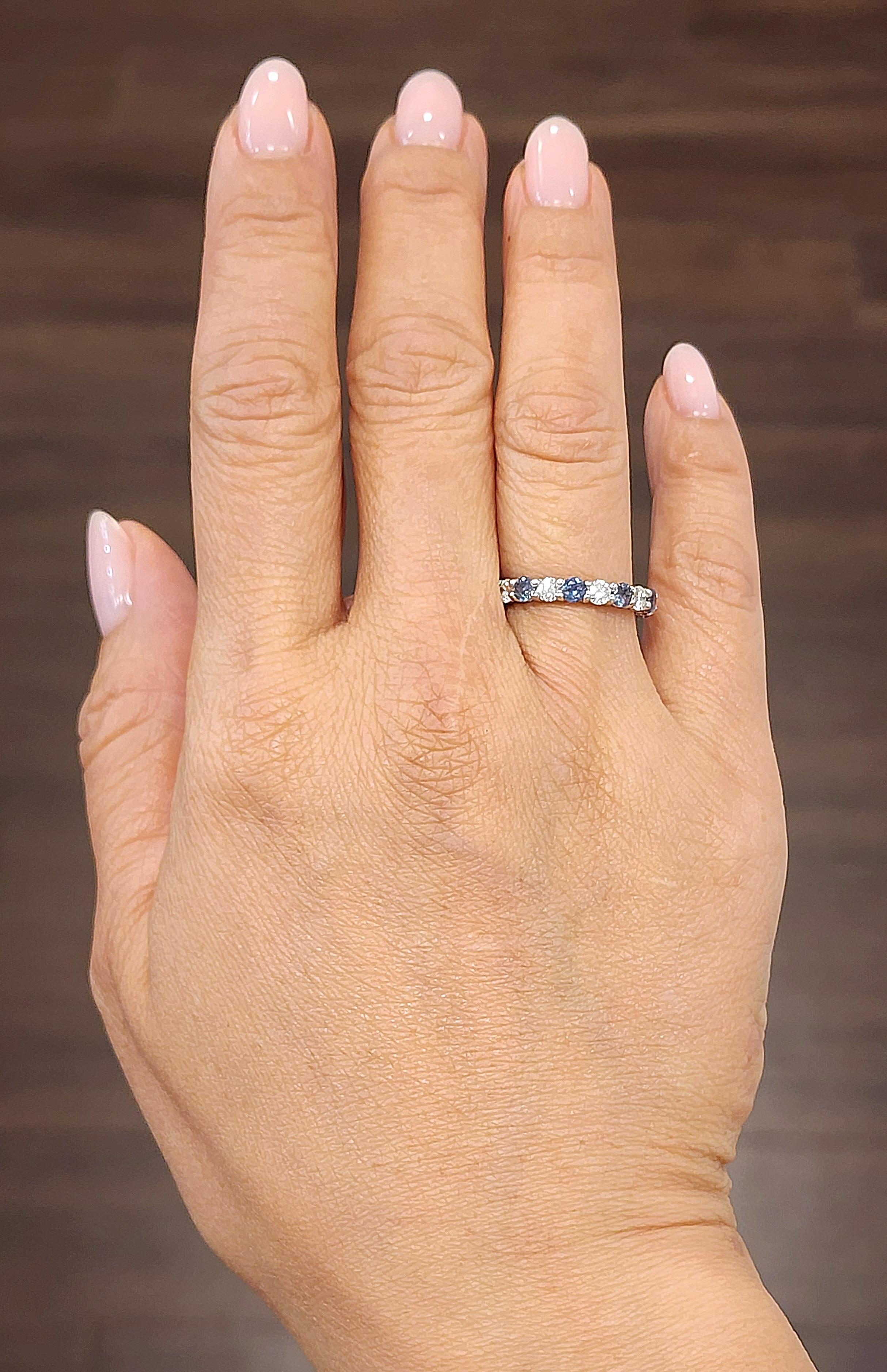 Ein fesselnder Alexandrit von 1,57 Karat im Rundschliff ist elegant mit 0,95 Karat Diamanten im Rundschliff kombiniert und bildet einen auffälligen Kontrast aus grünen und weißen Farbtönen. Die Diamanten mit der Farbe F und der Reinheit VS1