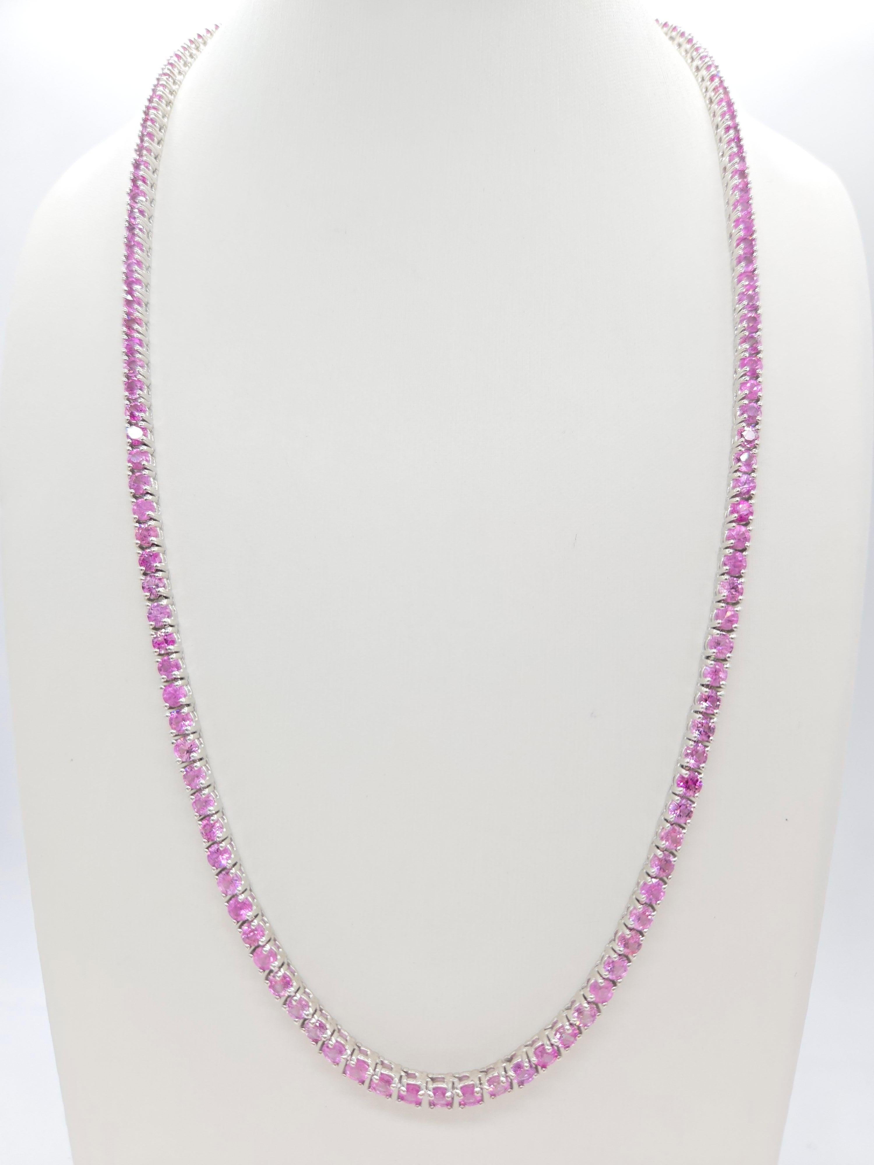 Collar de tenis de zafiro rosa natural de 25,20 quilates en oro blanco de 14 quilates

Este exquisito collar de tenis, un hallazgo intemporal y poco frecuente, tiene 25,20 quilates de zafiros rosas totalmente naturales, elegantemente engastados en