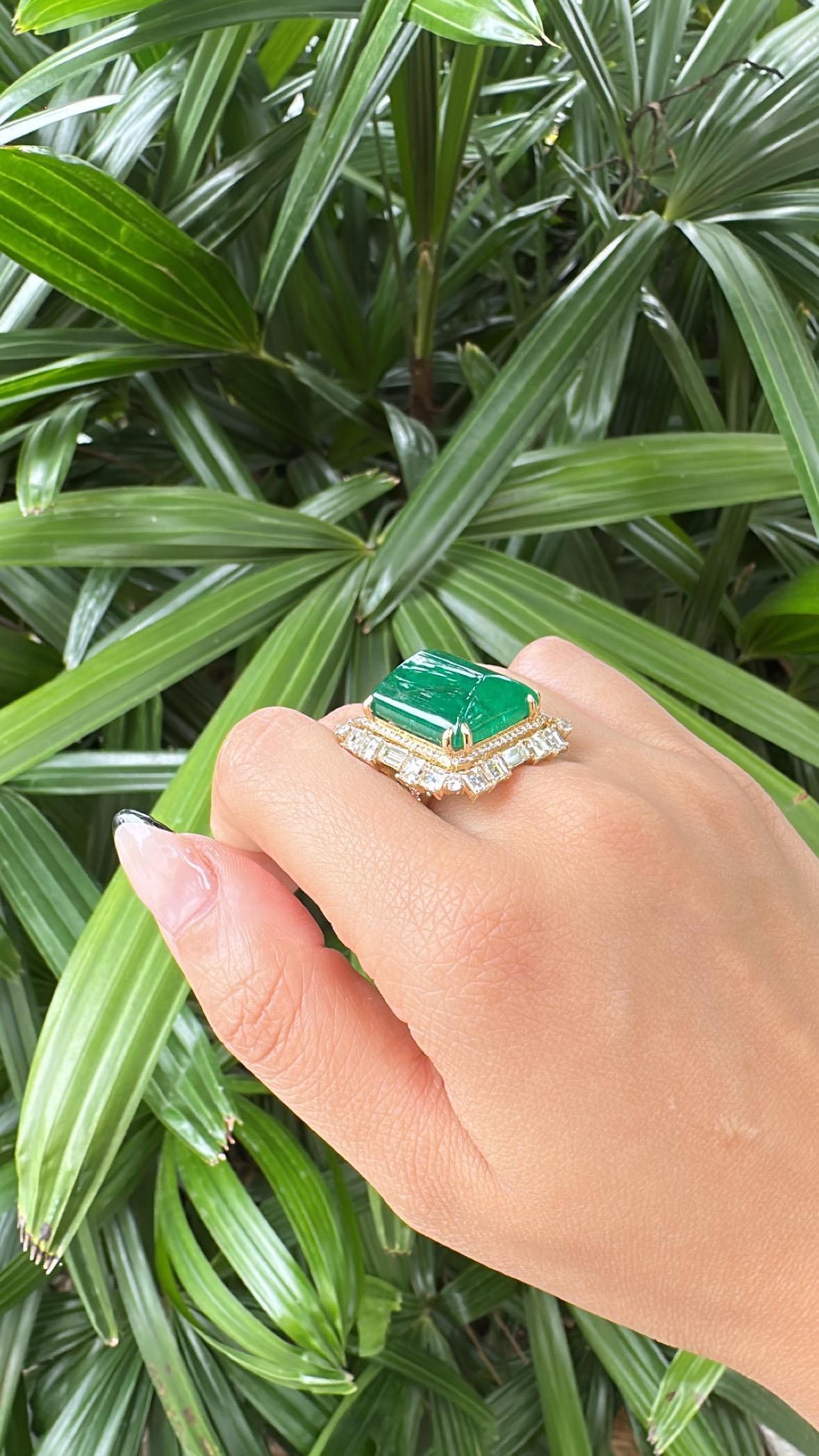 25.21 carats, Emeraude naturelle Zambienne sugarloaf & Diamants jaunes Bague Cocktail en vente 4