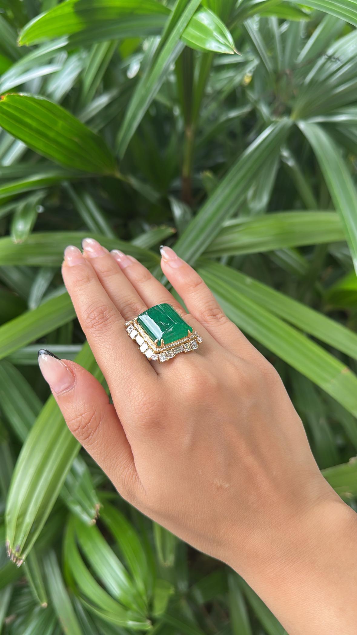 25.21 carats, Emeraude naturelle Zambienne sugarloaf & Diamants jaunes Bague Cocktail en vente 5