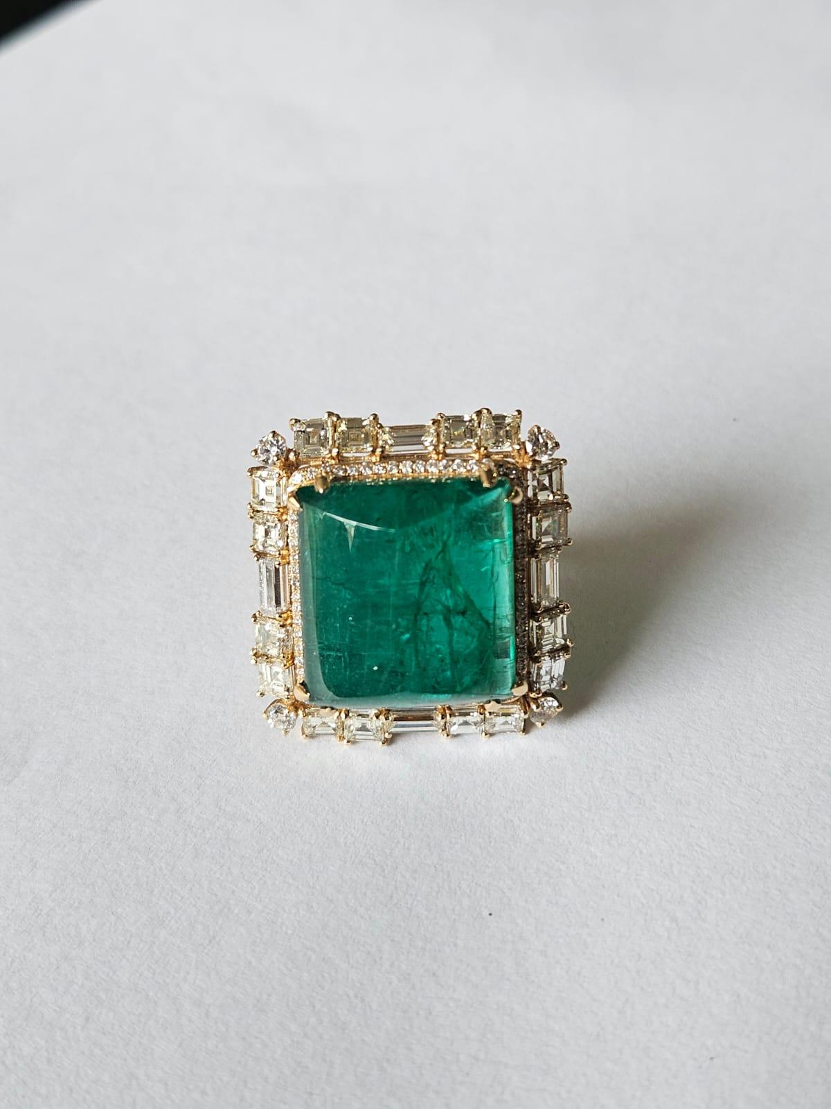 Très belle bague cocktail en or jaune 18 carats et diamants naturels, ornée d'une émeraude. Le poids du pain de sucre Emeraude est de 25.21 carats. L'émeraude est entièrement naturelle, sans aucun traitement et est d'origine zambienne. Le poids
