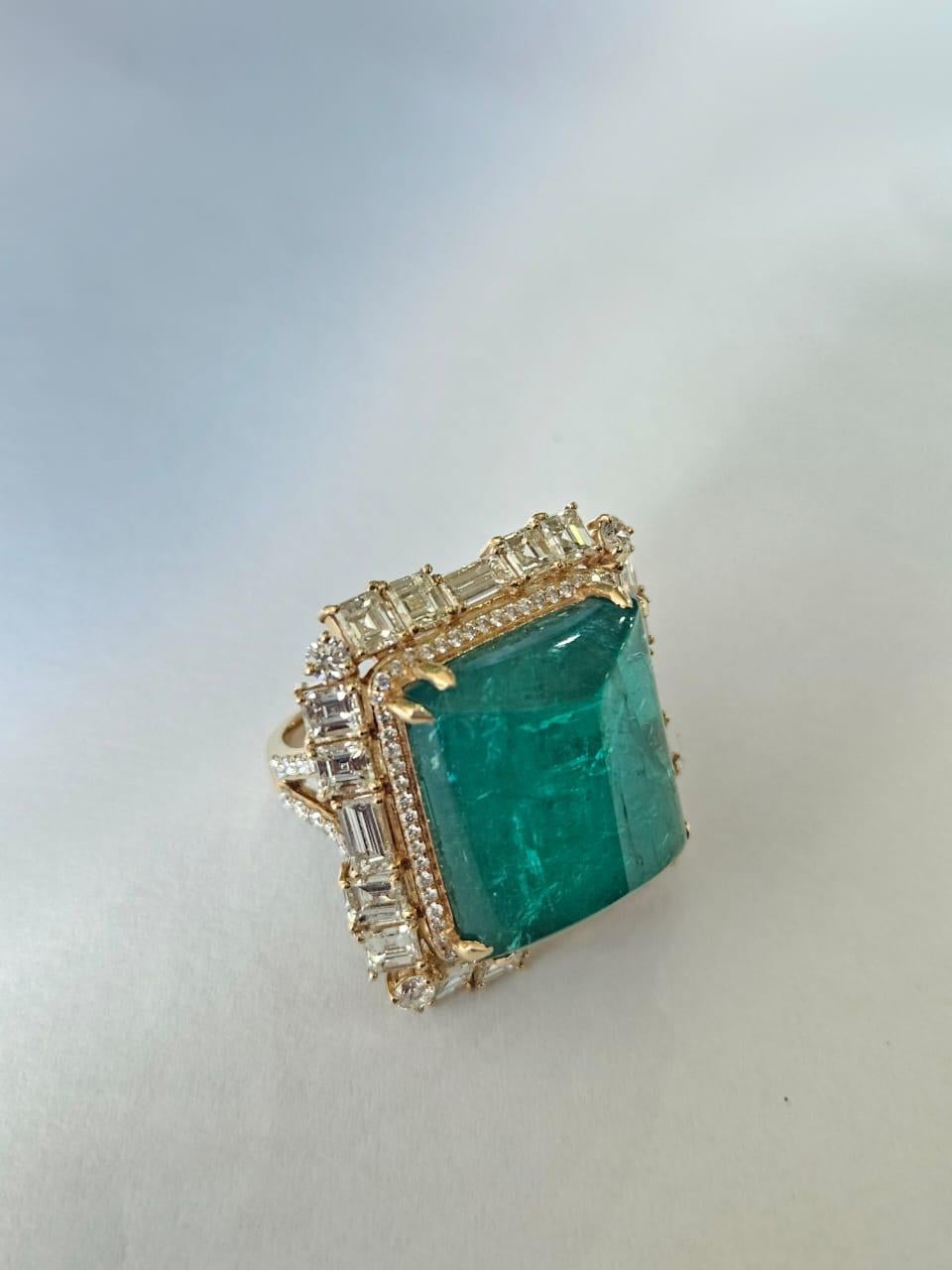 Moderne 25.21 carats, Emeraude naturelle Zambienne sugarloaf & Diamants jaunes Bague Cocktail en vente
