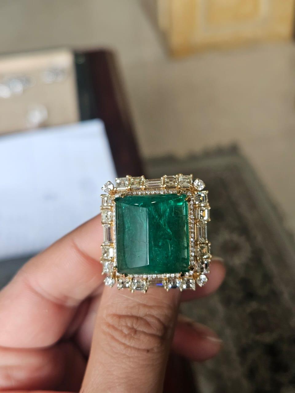 Taille cabochon « sugarloaf » 25.21 carats, Emeraude naturelle Zambienne sugarloaf & Diamants jaunes Bague Cocktail en vente
