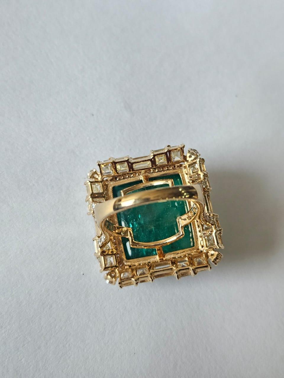 25.21 carats, Emeraude naturelle Zambienne sugarloaf & Diamants jaunes Bague Cocktail Neuf - En vente à Hong Kong, HK