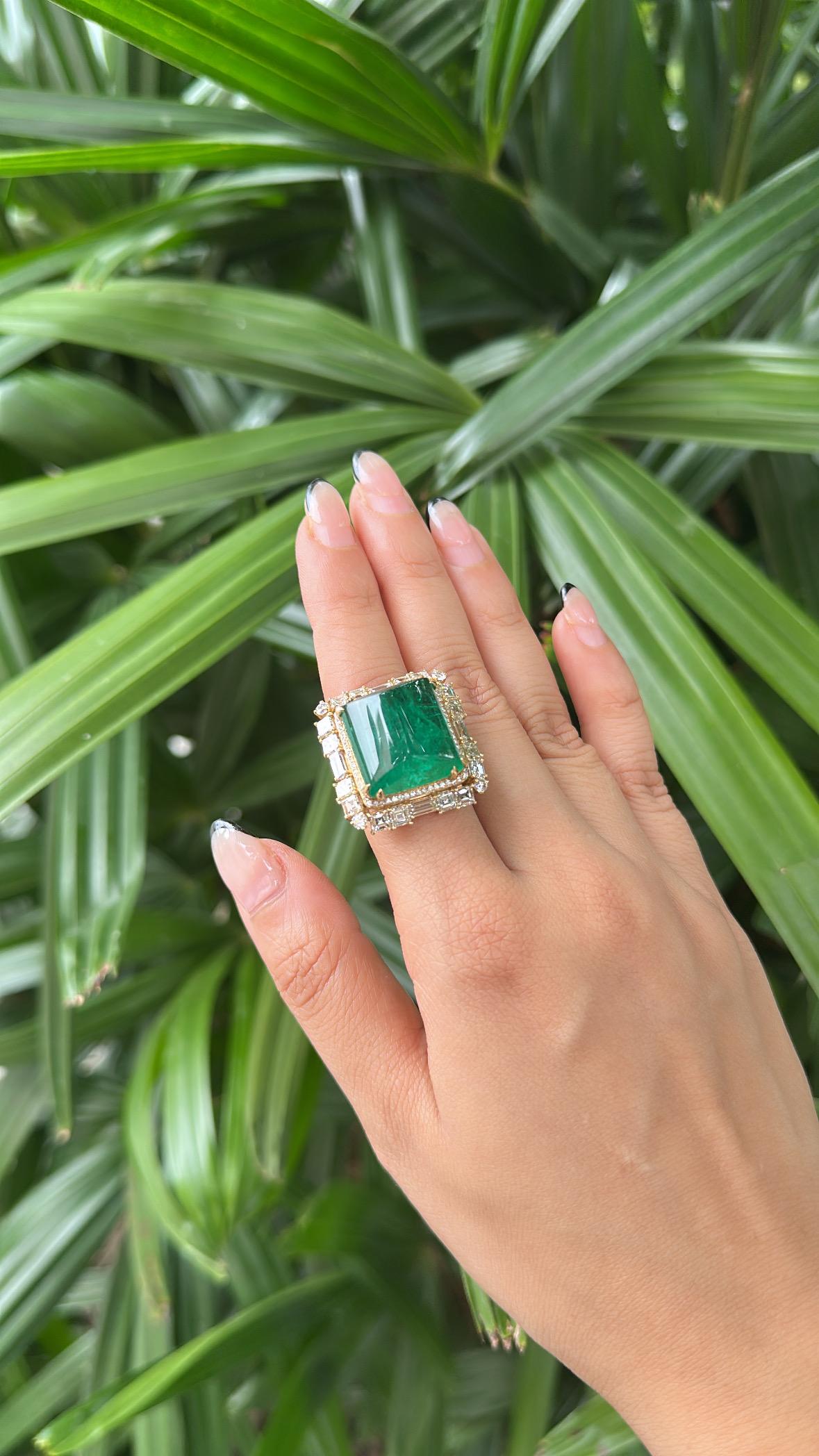 25.21 carats, Emeraude naturelle Zambienne sugarloaf & Diamants jaunes Bague Cocktail en vente 1