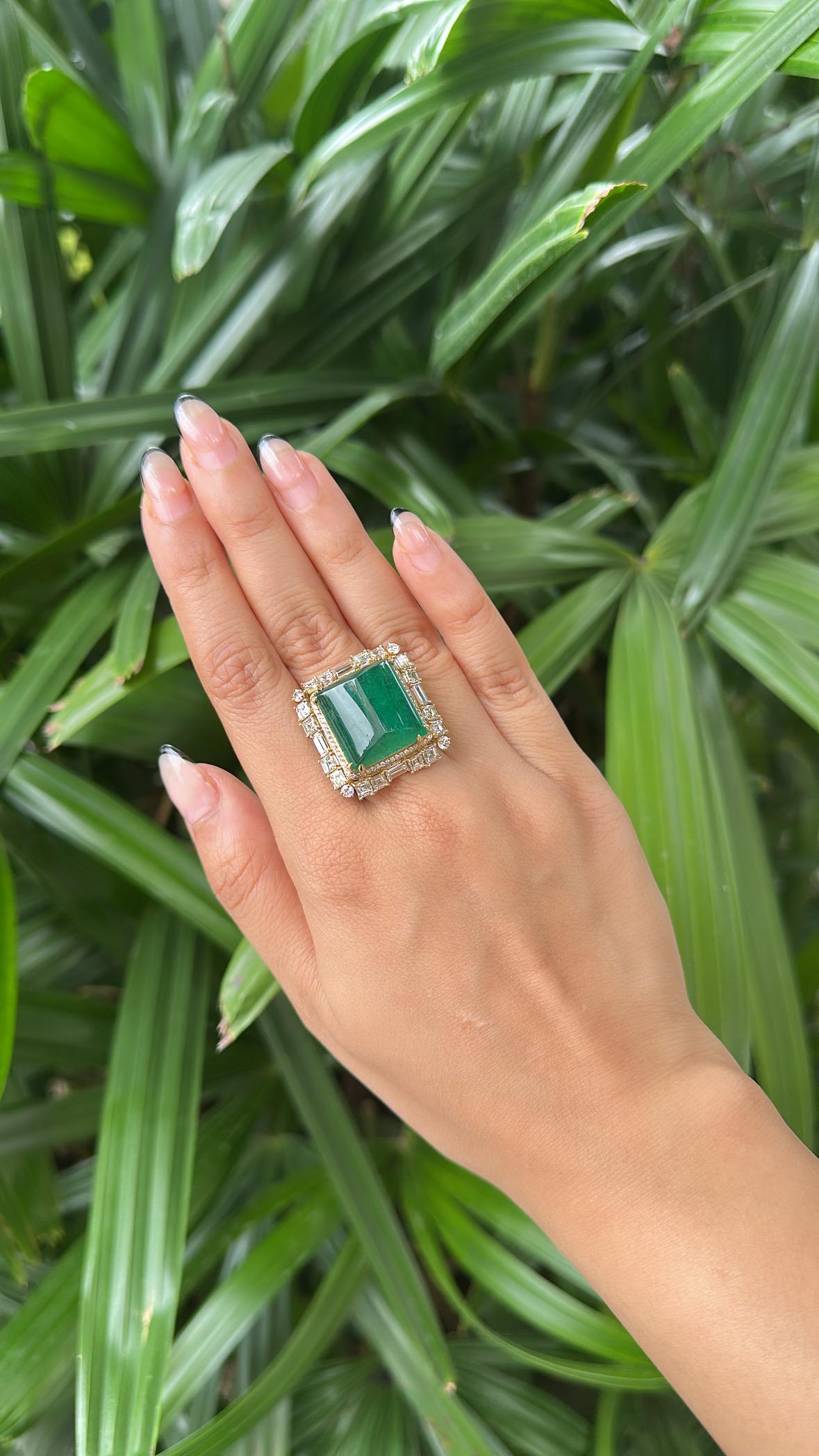 25.21 carats, Emeraude naturelle Zambienne sugarloaf & Diamants jaunes Bague Cocktail en vente 2