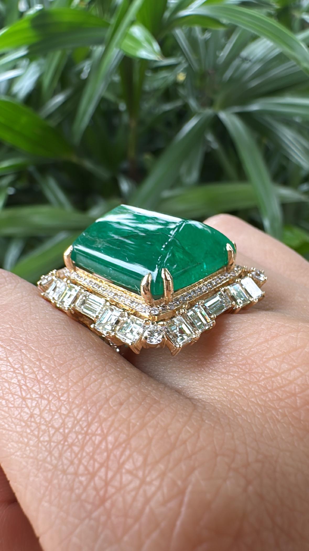25.21 carats, Emeraude naturelle Zambienne sugarloaf & Diamants jaunes Bague Cocktail en vente 3