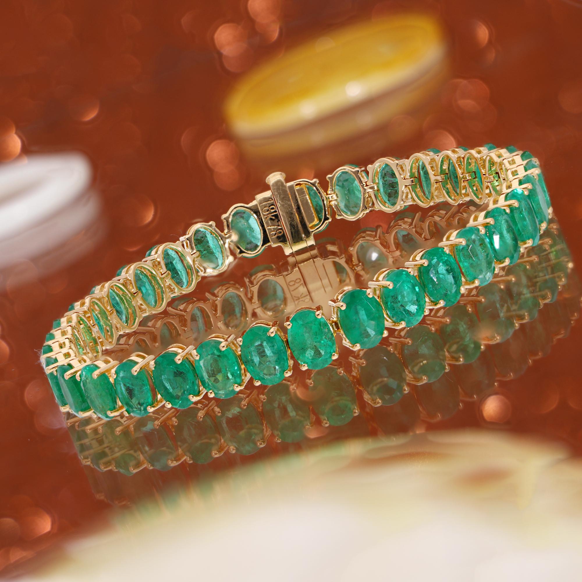 Moderne 25.24 Carat Oval Shape Natural Emerald Gemstone Bracelet or jaune 18 carats en vente