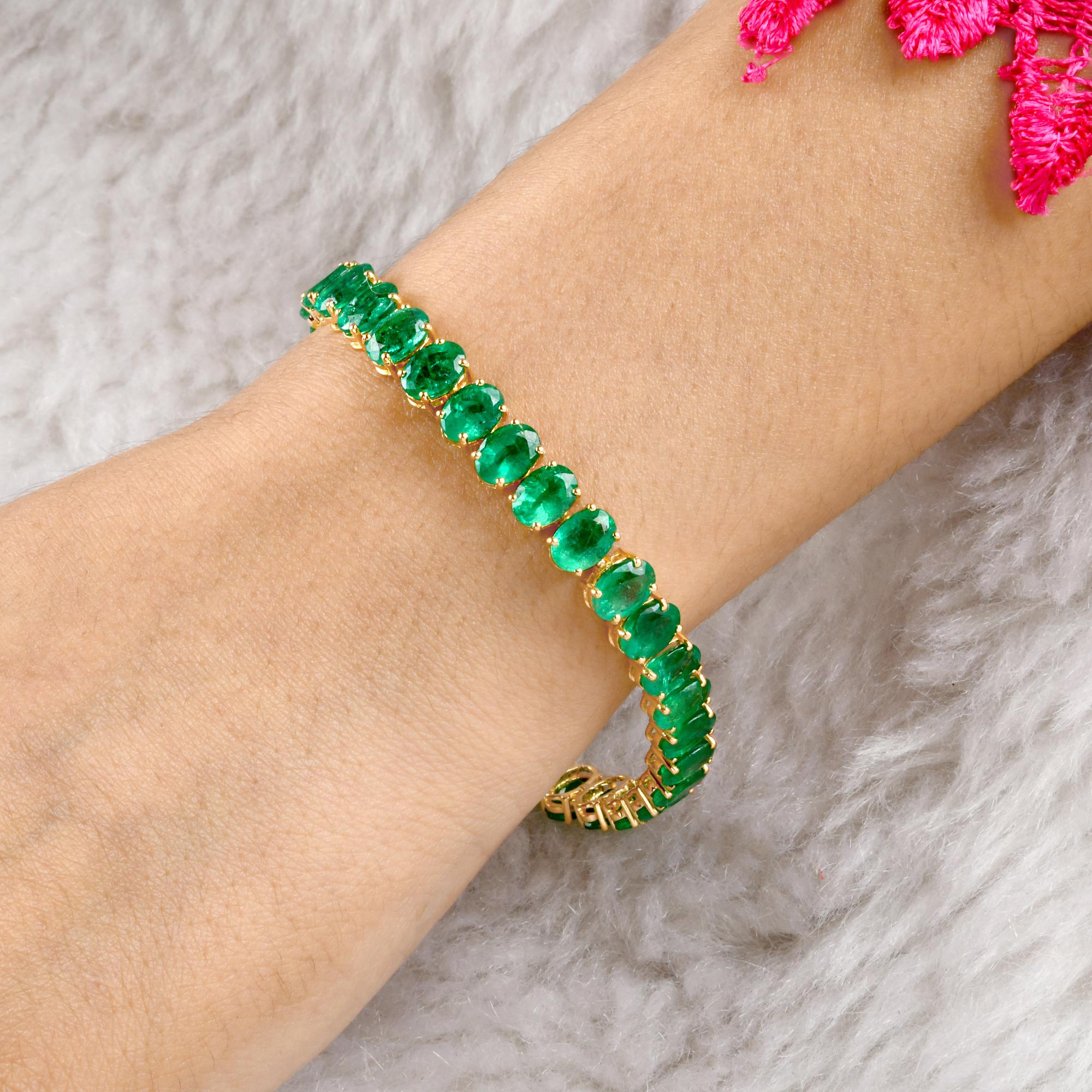 Modern 25.24 Carat Oval Shape Natural Emerald Gemstone Bracelet 18 Karat Yellow Gold For Sale