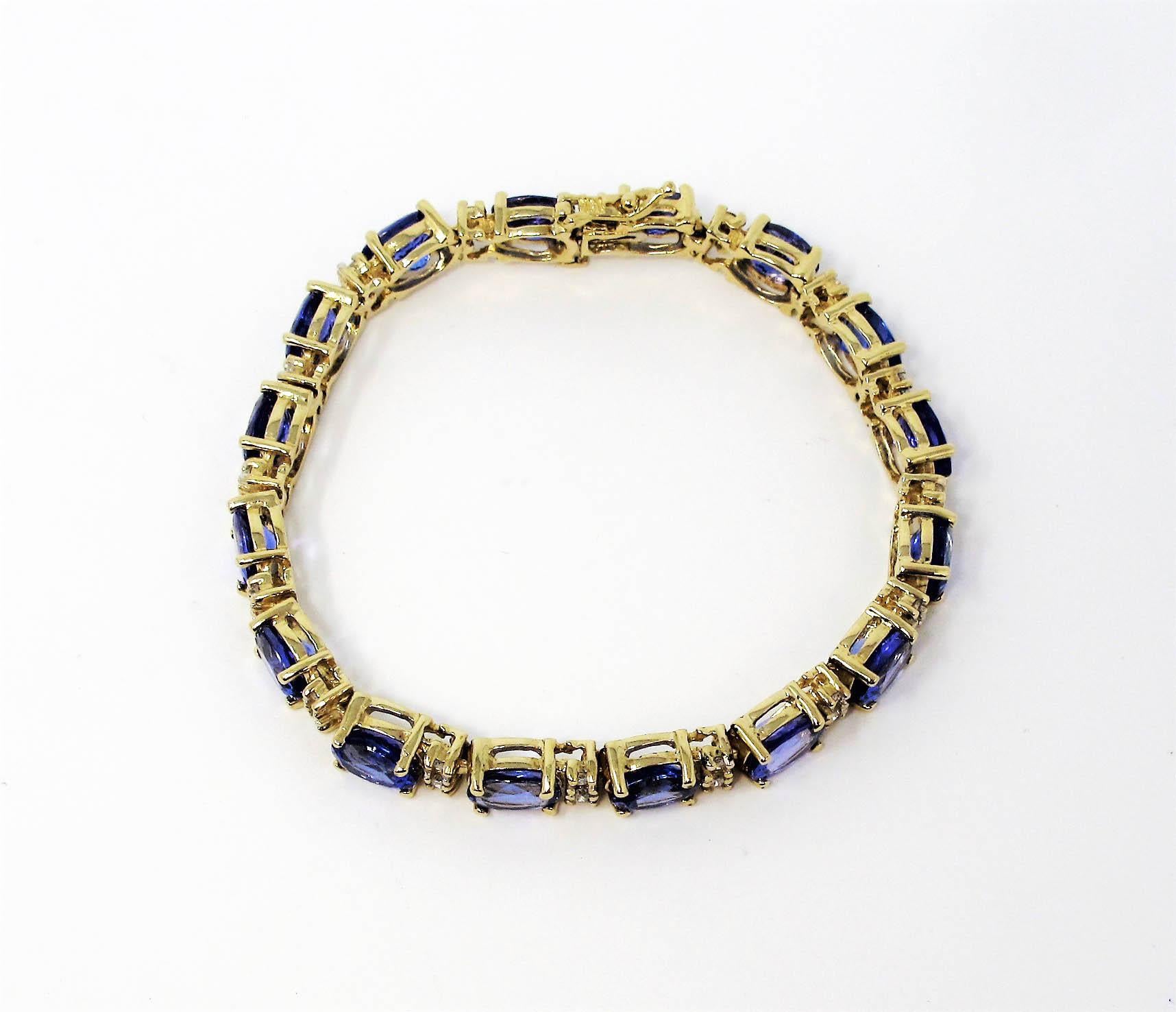 Taille ovale Bracelet tennis en or jaune 14 carats avec tanzanite et diamants de 25 carats en vente