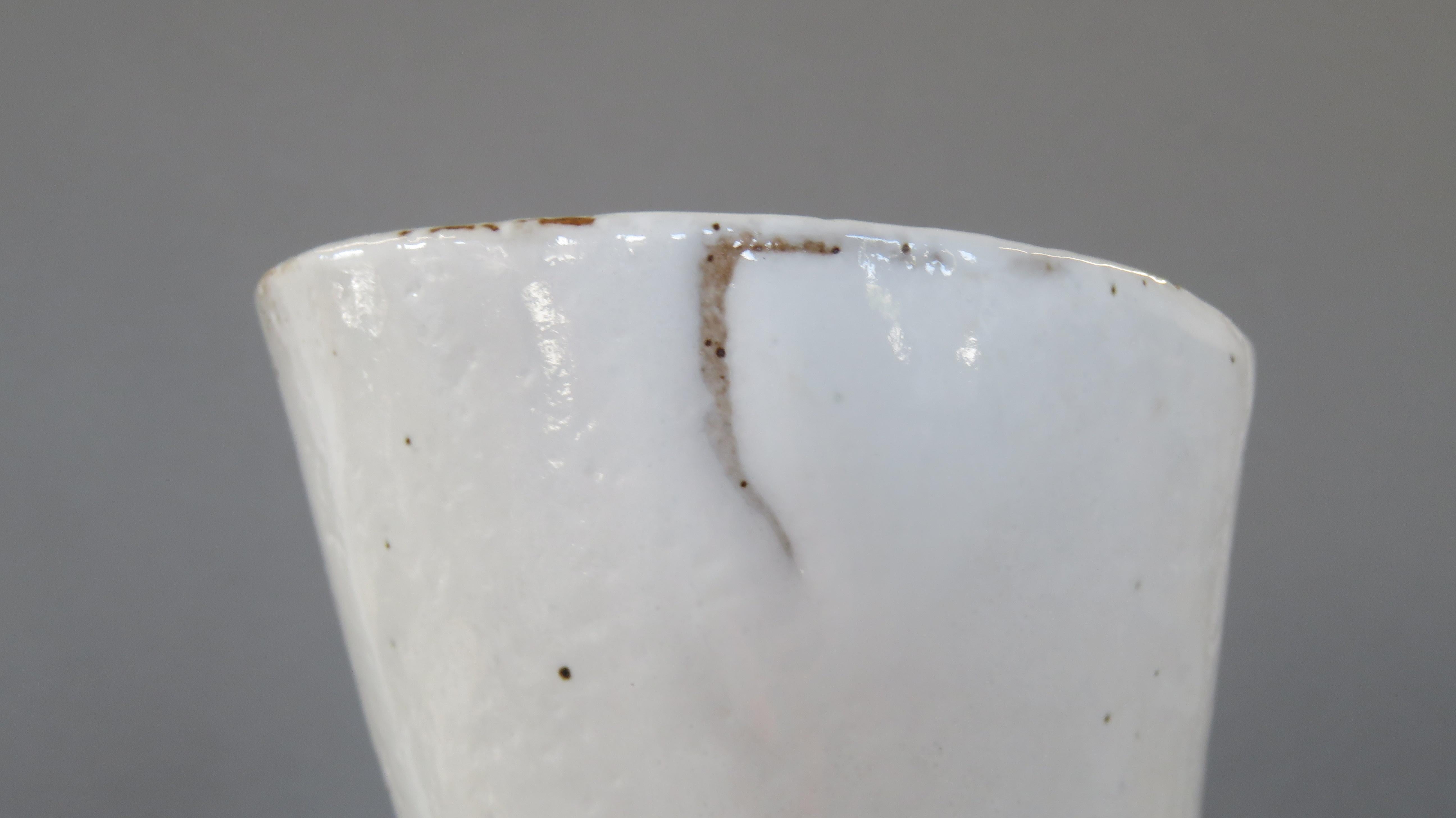 Undulating Handbuilt Ceramic Vase, in White Split-Glaze, 25.25 Inches Tall (amerikanisch)